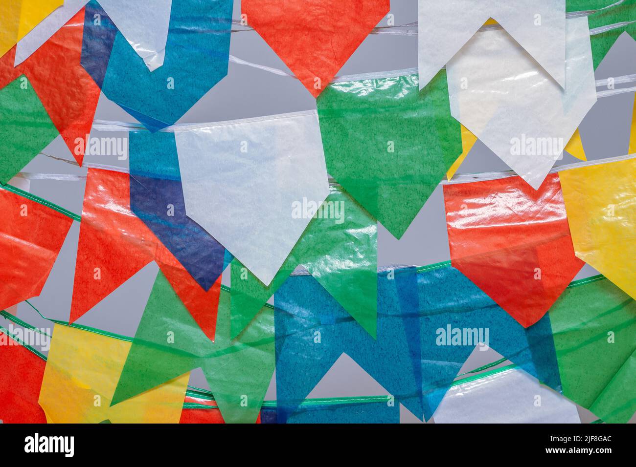 Goiania, Goiás, Brasilien – 30. Juni 2022: Mehrere bunte Wimpel hängen auf der Wäscheleine mit blauem Himmel im Hintergrund bei der Juniparty. Stockfoto