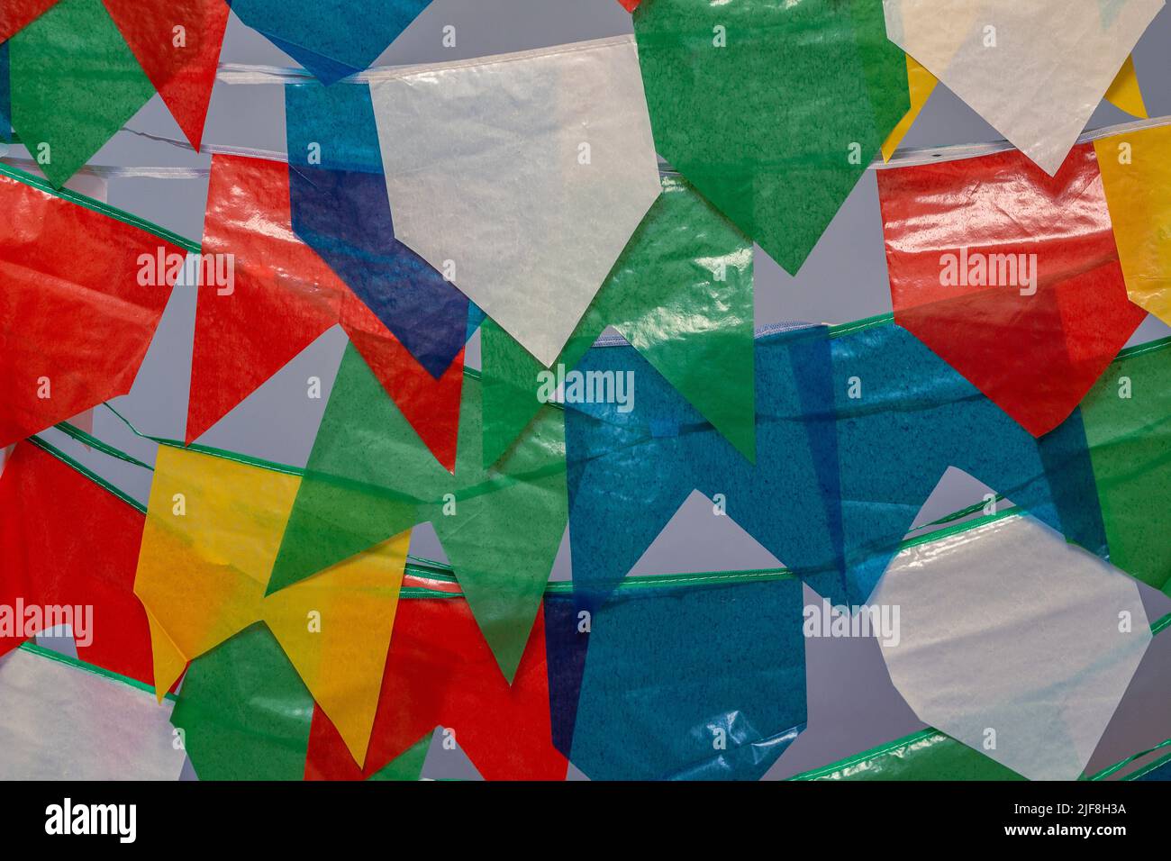 Goiania, Goiás, Brasilien – 30. Juni 2022: Mehrere bunte Wimpel hängen auf der Wäscheleine mit blauem Himmel im Hintergrund bei der Juniparty. Stockfoto