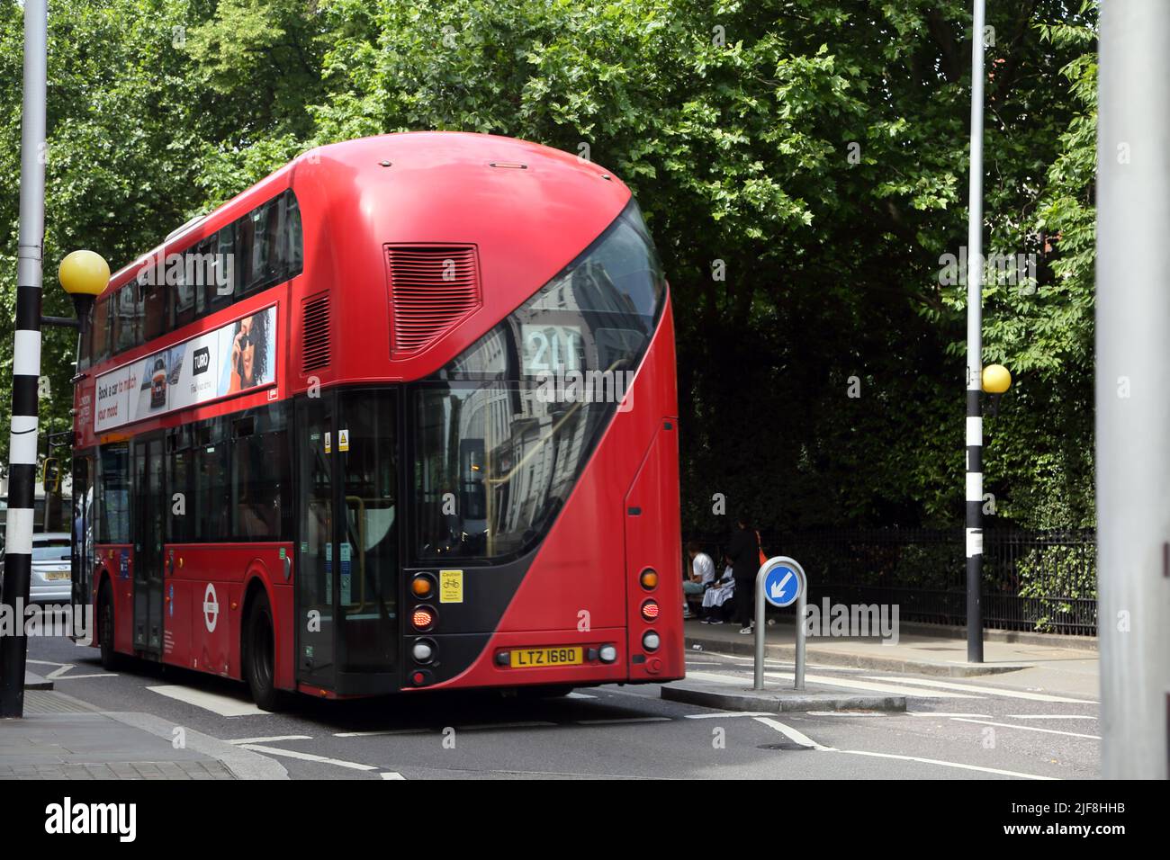 Neuer Routemaster Bus mit hinten offener Plattform (ähnlich wie Original) fährt durch leere Fußgängerüberfahrt Fulham Road London England Stockfoto