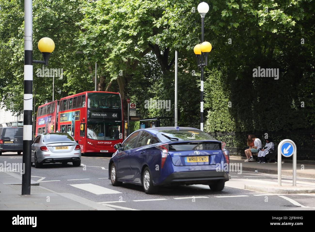 Verkehr, Der Durch Eine Leere Fußgängerzone Über Die Fulham Road London England Fährt Stockfoto