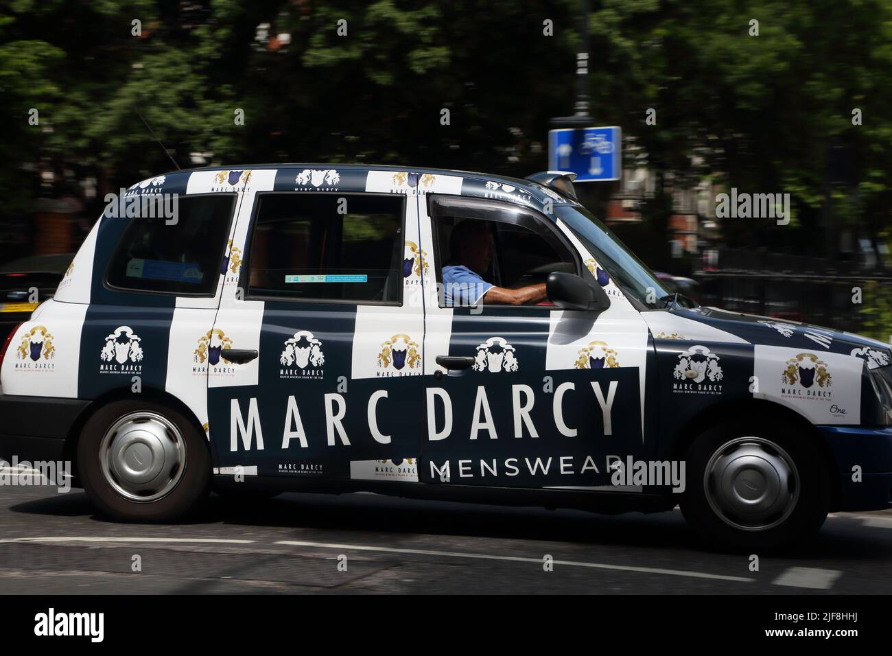 Black Taxi Werbung Marc Darcy Menswear Fulham Road London England Stockfoto