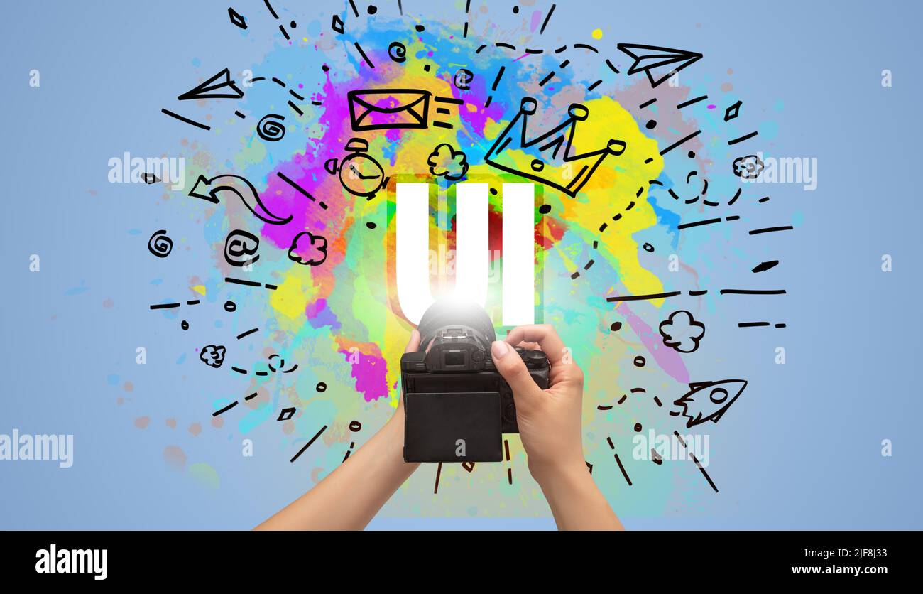 Nahaufnahme einer Digitalkamera mit Handgriff und abstrakter Zeichnung Stockfoto