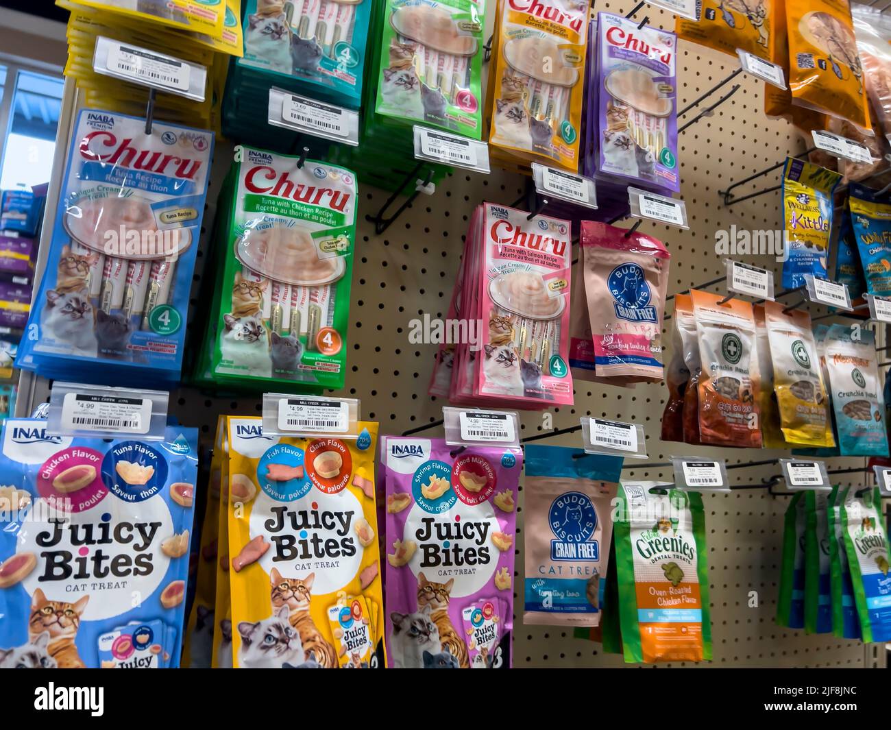 Seattle, WA USA - circa June 2022: Nahaufnahme von Katzenleckereien zum Verkauf in einem Pet Pros Store. Stockfoto