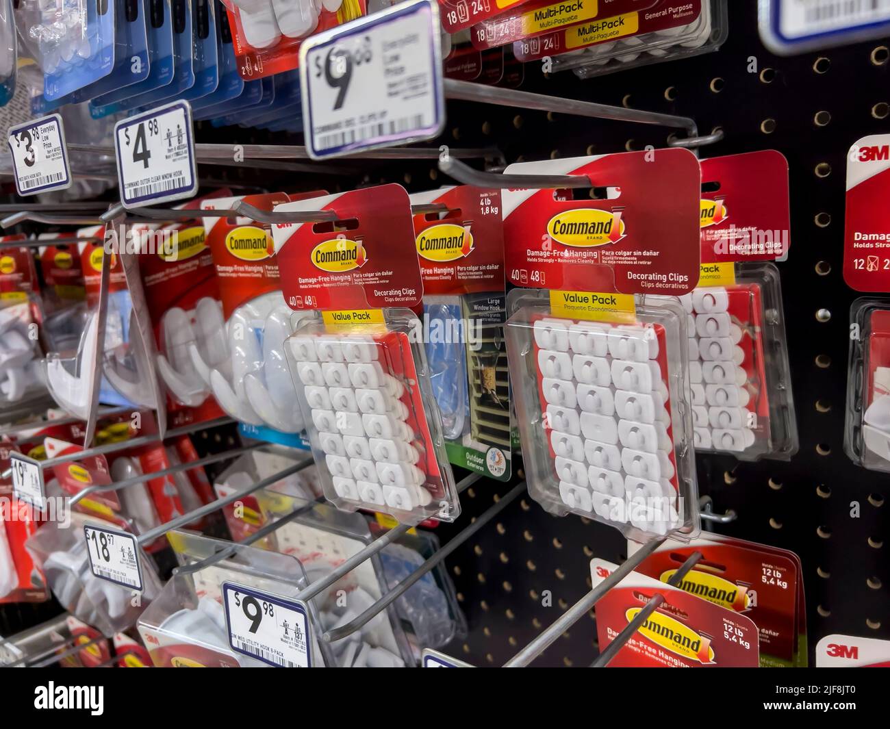 Seattle, WA USA - ca. Juni 2022: Nahaufnahme von Command Strip-Produkten zum Verkauf in einem Baumarkt von Lowe's. Stockfoto