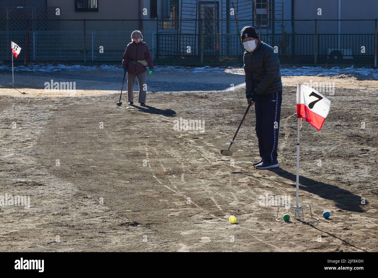 Ältere Japaner spielen Torball in einem verschneiten Park in Tsuruma, Kanagawa, Japan. Stockfoto