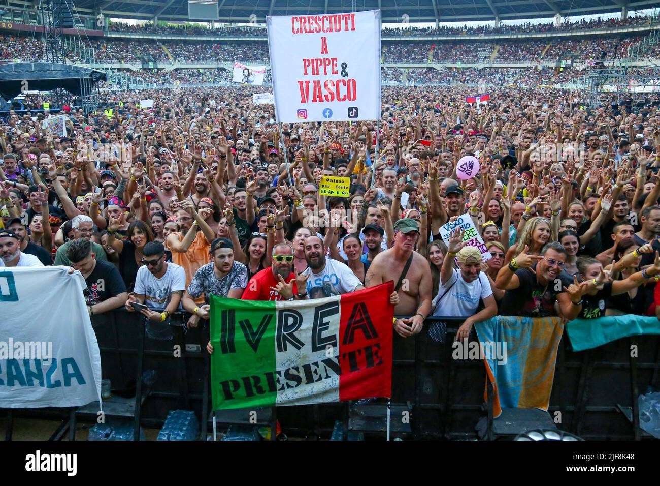 TURIN, Italien. 30.. Juni 2022. Fans von Vasco Rossi während der „Vasco Live 2022“-Tour am 30. Juni 2022 im Olympiastadion Grande Torino. Kredit: Massimiliano Ferraro/Medialys Images/Alamy Live Nachrichten Stockfoto