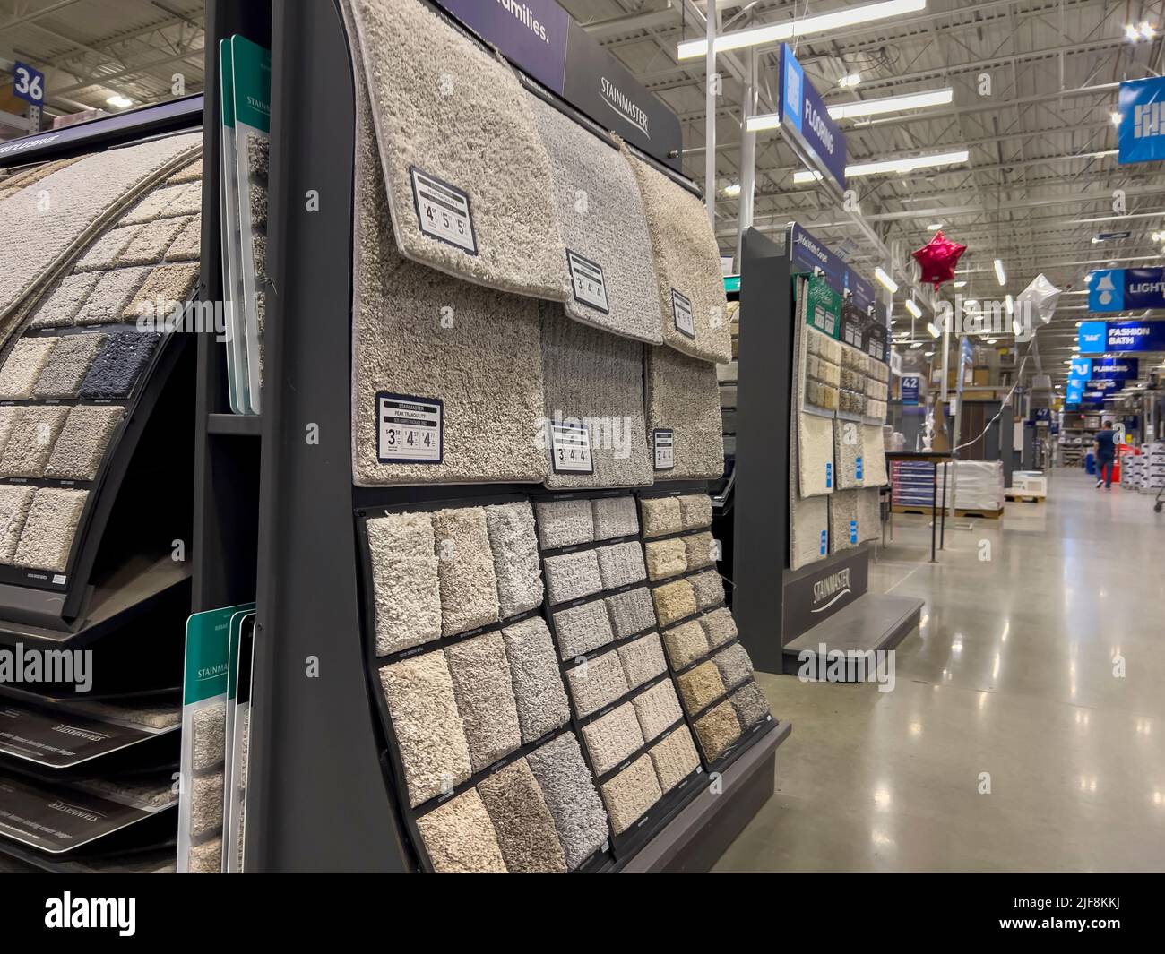 Mill Creek, WA USA - ca. Juni 2022: Schräge Ansicht von Teppichproben in einem Baumarkt von Lowe. Stockfoto