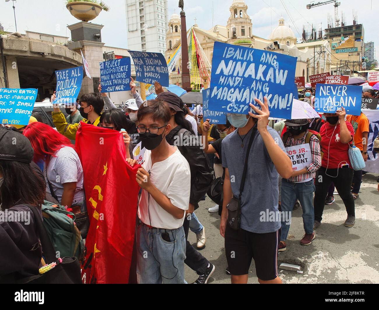 Manila, Philippinen. 30.. Juni 2022. Demonstranten marschieren während der Demonstration mit Plakaten entlang des Quezon Boulevard. Militante Gruppen veranstalteten am Tag der Amtseinführung des gewählten Präsidenten Ferdinand 'Bongbong' Marcos Jr. einen Protest auf der Plaza Miranda in Quiapo. Die Hauptagenda des Protests war die Forderung nach Rechenschaftspflicht der kommenden Regierung gegenüber den Forderungen der Wirtschaft und den Verbrechen, die unter der Diktatur des begangen wurden Später Ferdinand Marcos Sr. (Foto: Josefiel Rivera/SOPA Images/Sipa USA) Quelle: SIPA USA/Alamy Live News Stockfoto