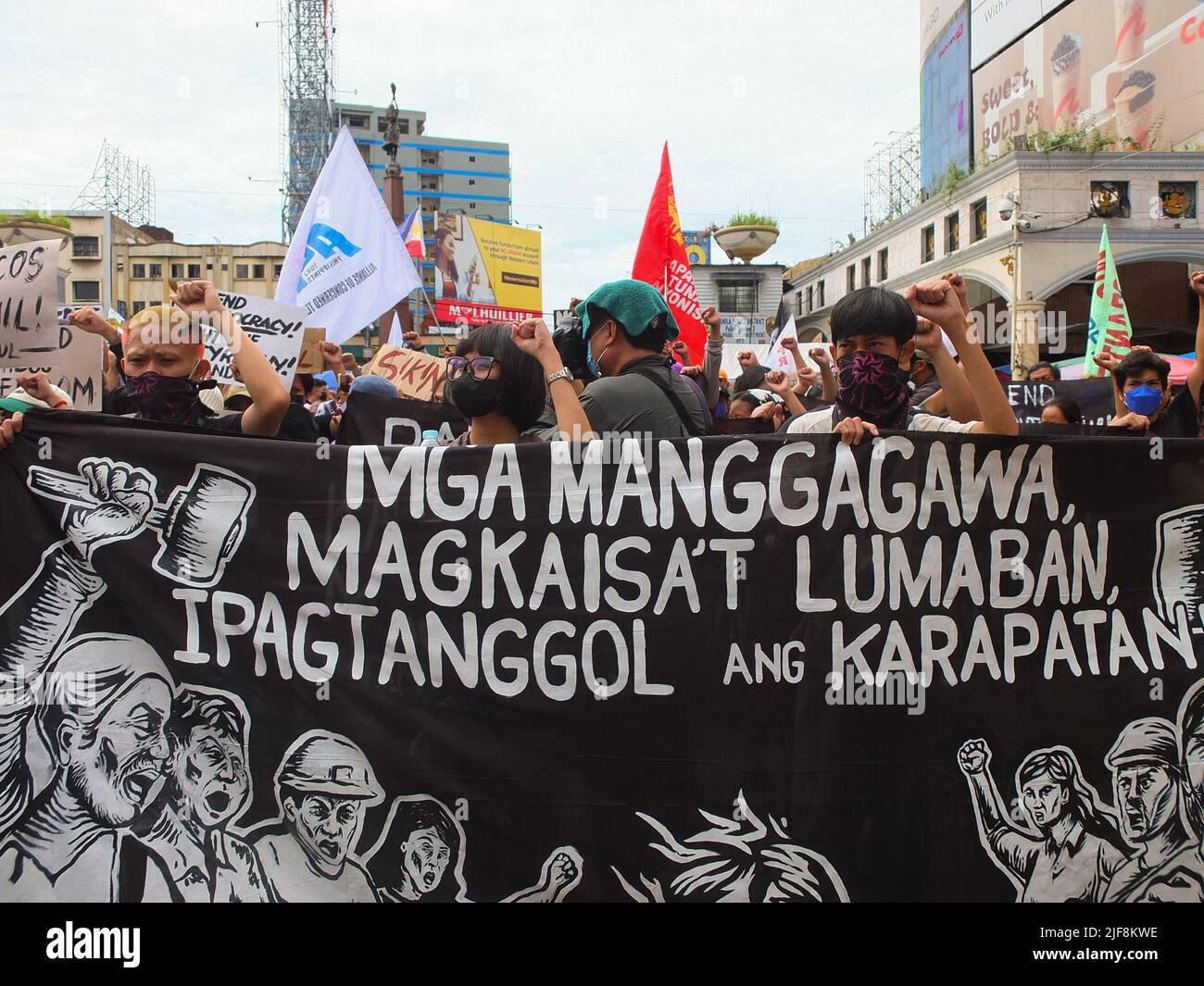 Manila, Philippinen. 30.. Juni 2022. Die Demonstranten halten während der Demonstration ein Banner und Plakate, auf denen ihre Meinung zum Ausdruck kommt. Militante Gruppen veranstalteten am Tag der Amtseinführung des gewählten Präsidenten Ferdinand 'Bongbong' Marcos Jr. einen Protest auf der Plaza Miranda in Quiapo. Die Hauptagenda des Protests war die Forderung nach Rechenschaftspflicht der kommenden Regierung gegenüber den Forderungen der Wirtschaft und den Verbrechen, die unter der Diktatur des begangen wurden Später Ferdinand Marcos Sr. (Foto: Josefiel Rivera/SOPA Images/Sipa USA) Quelle: SIPA USA/Alamy Live News Stockfoto