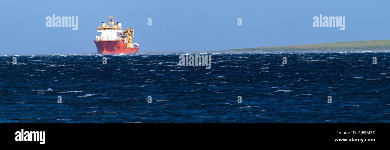Der Normand Clipper, der von Global Marine betrieben wird, verlegt Kommunikationskabel in der Nähe von Eday, Orkney Islands Stockfoto
