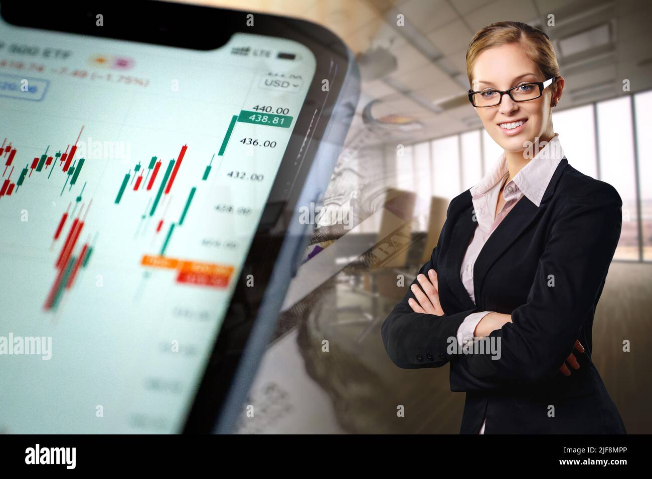 Leitende Frau und Mobiltelefon mit wirtschaftlichen Indikatoren Stockfoto