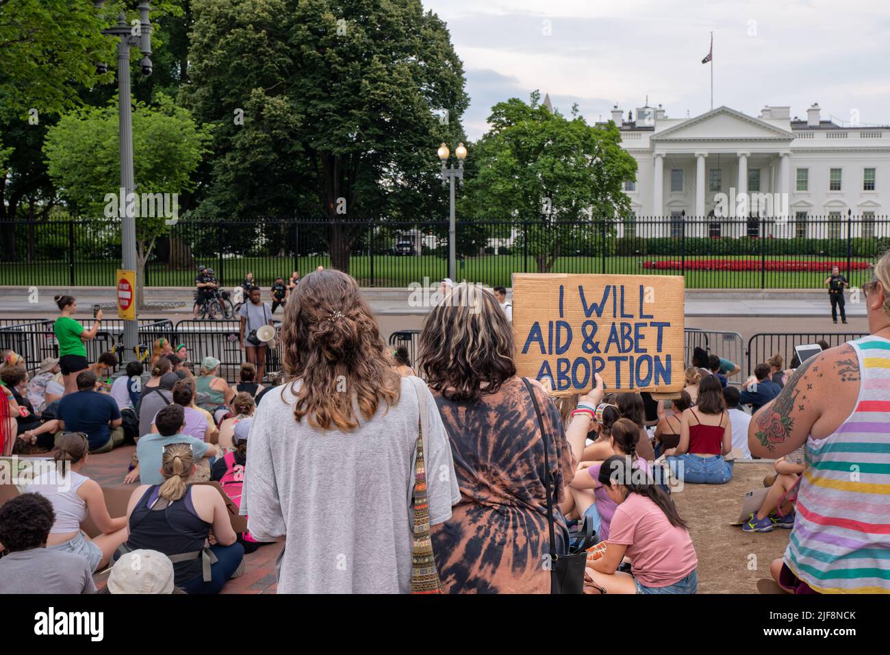 Washington, DC - 26. Juni 2022: Eine Gruppe vor dem Weißen Haus protestiert gegen das Urteil des Obersten Gerichtshofs von Roe gegen Wade. Auf einem Schild steht: „I w Stockfoto