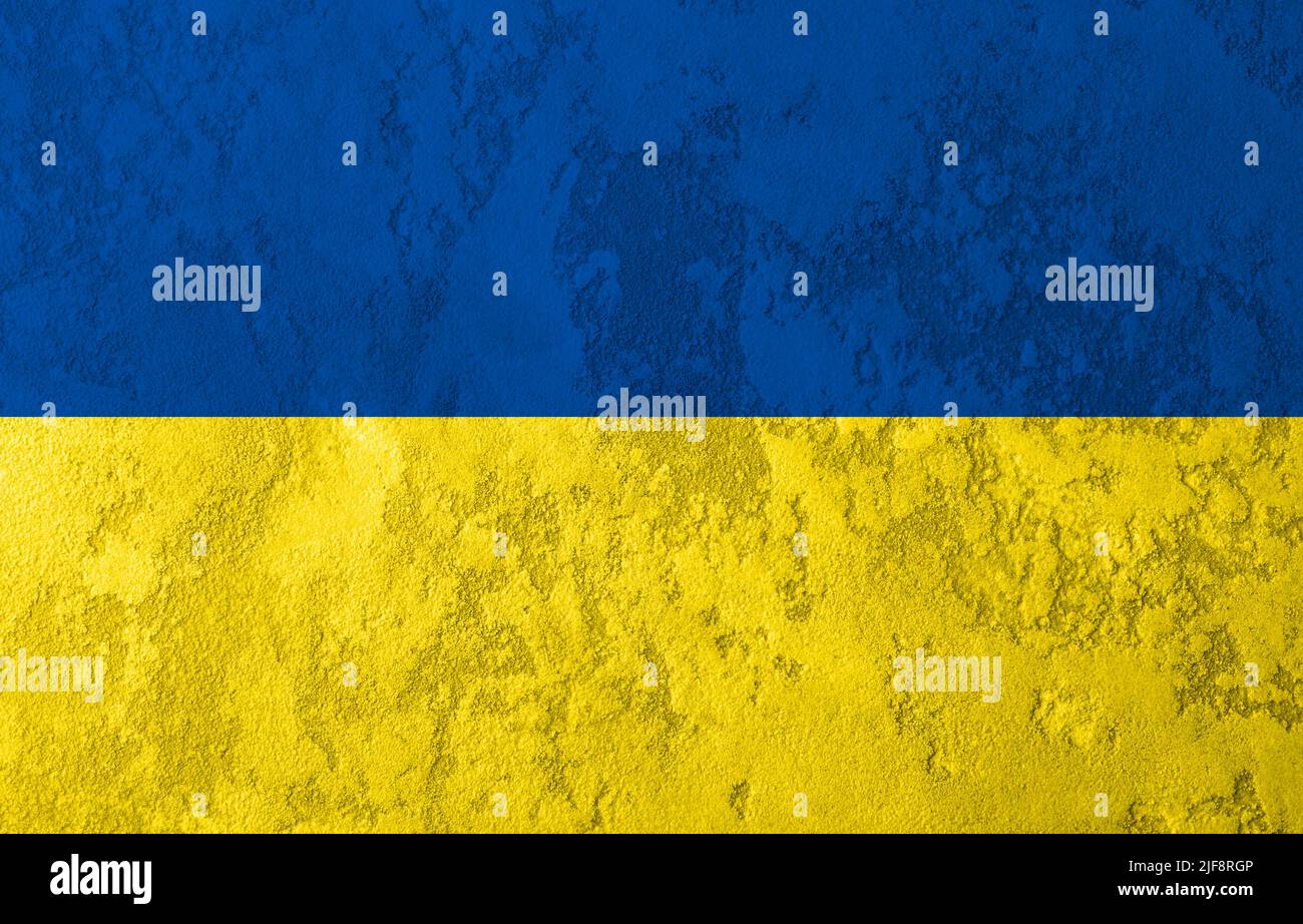 Betonwand mit ukrainischen Flaggen Farben gefärbt. Beendet den Krieg in der Ukraine Stockfoto