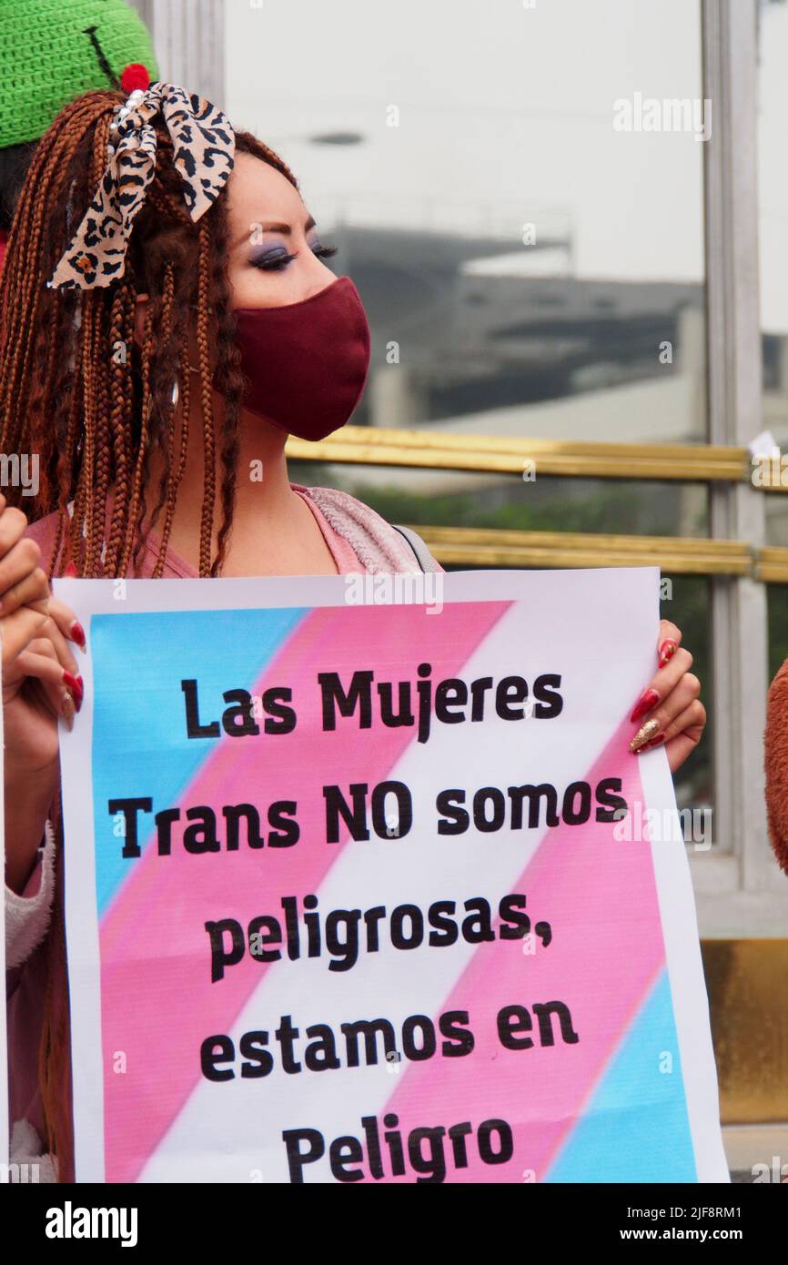 Lima, Peru. 30.. Juni 2022. „Transfrauen sind nicht gefährlich, Wir sind in Gefahr“ kann auf einem Banner gelesen werden, wenn Transgender-Frauen aus der LGBT-Gemeinschaft und Sympathisanten vor der Staatsanwaltschaft ein Sit-in halten, um gegen die mangelnde Sicherheit und die Aggression und Erpressung zu protestieren, deren Opfer sie durch Zuhälter sind. Am 29.. Juni wurde „Sharon“ in der Innenstadt von Lima eine Transgender-Frau angeschossen, weil sie den Zuhältern keinen Schutz gezahlt hatte. Kredit: Fotoholica Presseagentur/Alamy Live Nachrichten Stockfoto