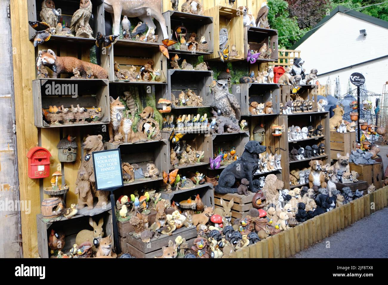 Resin-Tier-Innen- und Gartenornamente auf einem riesigen Display zum Verkauf in einem Gartencenter angeordnet. Stockfoto
