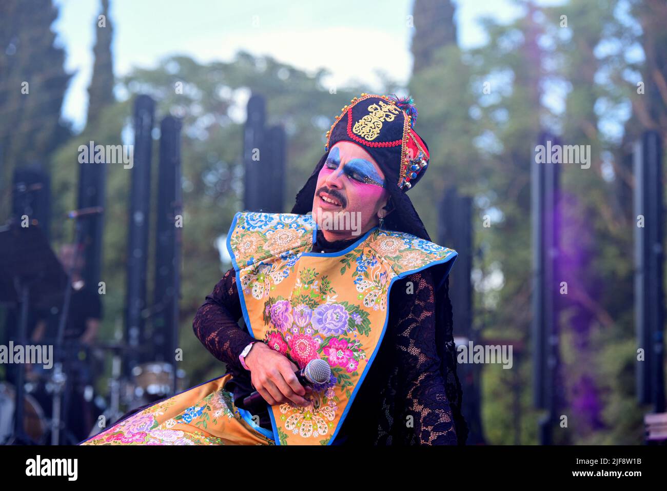 Der spanische Sänger Rodrigo Cuevas bei seinem Auftritt beim Vida 2022 Festival in Vilanova i la Geldru. Rodrigo Cuevas ist ein spanischer Sänger, der 1985 in Oviedo geboren wurde. Er ist ein multidisziplinärer Künstler. Er singt Volkslieder, die als Frau gekleidet sind. Rodrigo Cuevas verfügt über eine akademische musikalische Ausbildung: Klavierstudium mit mittlerer Stufe, Tuba-Studium am Konservatorium von Oviedo sowie drei Jahre Sonologie in Barcelona. (Foto von Ramon Costa/SOPA Images/Sipa USA) Quelle: SIPA USA/Alamy Live News Stockfoto