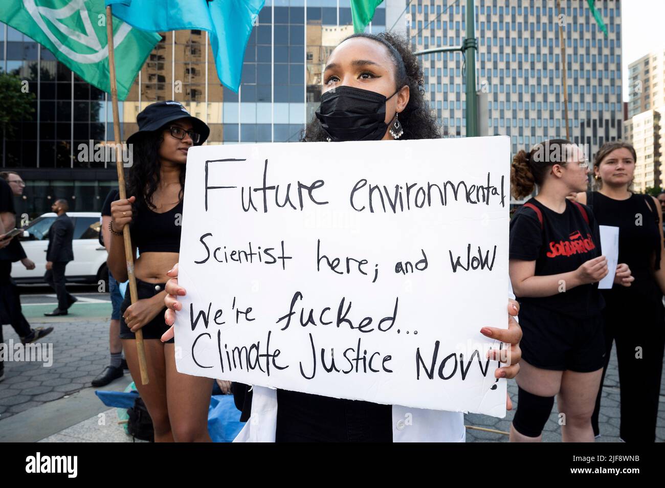 30. Juni 2022, New York City, New York, USA: Frau mit einem Schild, das sagt: "Futue-Umweltwissenschaftler hier; und wow, wir sind f**k'ed. Klimagerechtigkeit jetzt!“ Bei einer Klimakundgebung, die als Reaktion auf die Entscheidung des Obersten Gerichtshofs zu Beginn des Tages stattfand, die die Fähigkeit der Umweltschutzbehörde (EPA) eindämmen sollte, CO2-Emissionen zu regulieren. (Bild: © Michael Brochstein/ZUMA Press Wire) Stockfoto