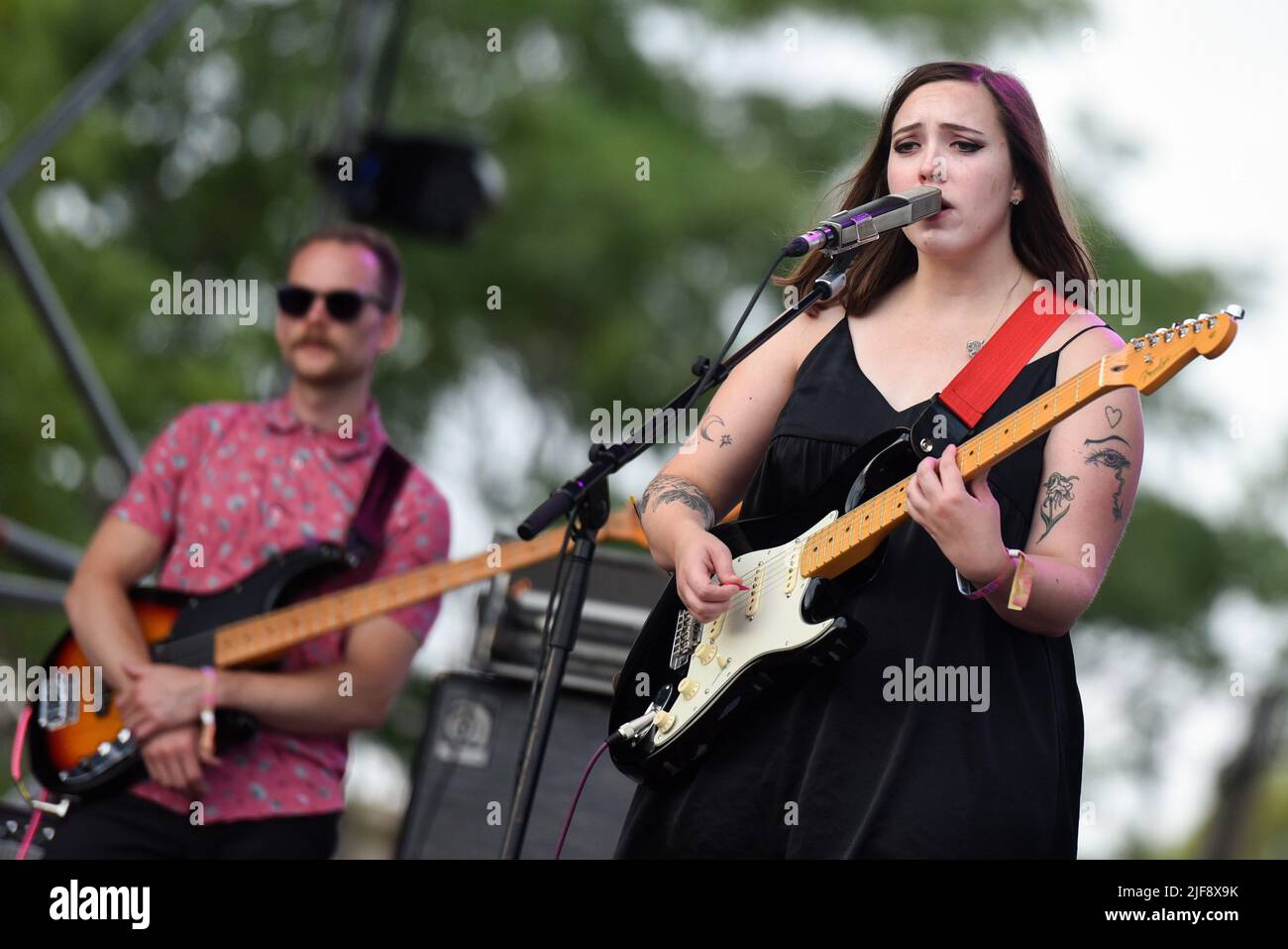 Die Schweizer Sängerin Sophie Allison hat mit ihrer Band Soccer Mummy beim Vida 2022 Festival in Vilanova i la geldru auftreten sehen. Sophie Allison wurde 1997 in Zürich in der Schweiz geboren und wuchs in Nashville, Tennessee, auf. Sie besuchte die Nashville School of the Arts, eine Fachhochschule, wo sie Gitarre studierte und in der Swing-Band spielte. Sie ist die Leiterin der Indie-Musikgruppe Soccer Mummy. (Foto von Ramon Costa/SOPA Images/Sipa USA) Quelle: SIPA USA/Alamy Live News Stockfoto