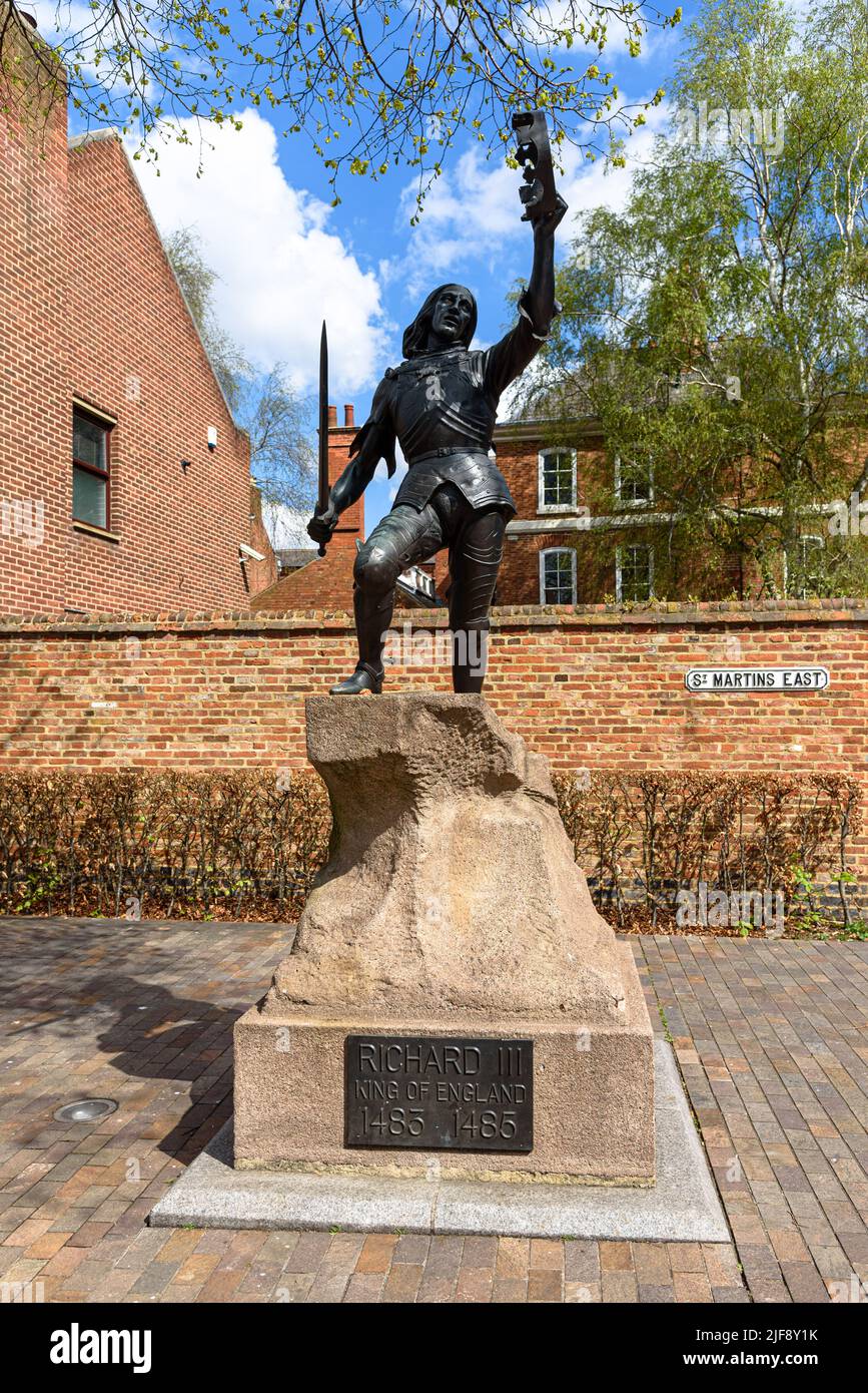 Die Statue von Richard III. In den Leicester Cathedral Gardens Stockfoto