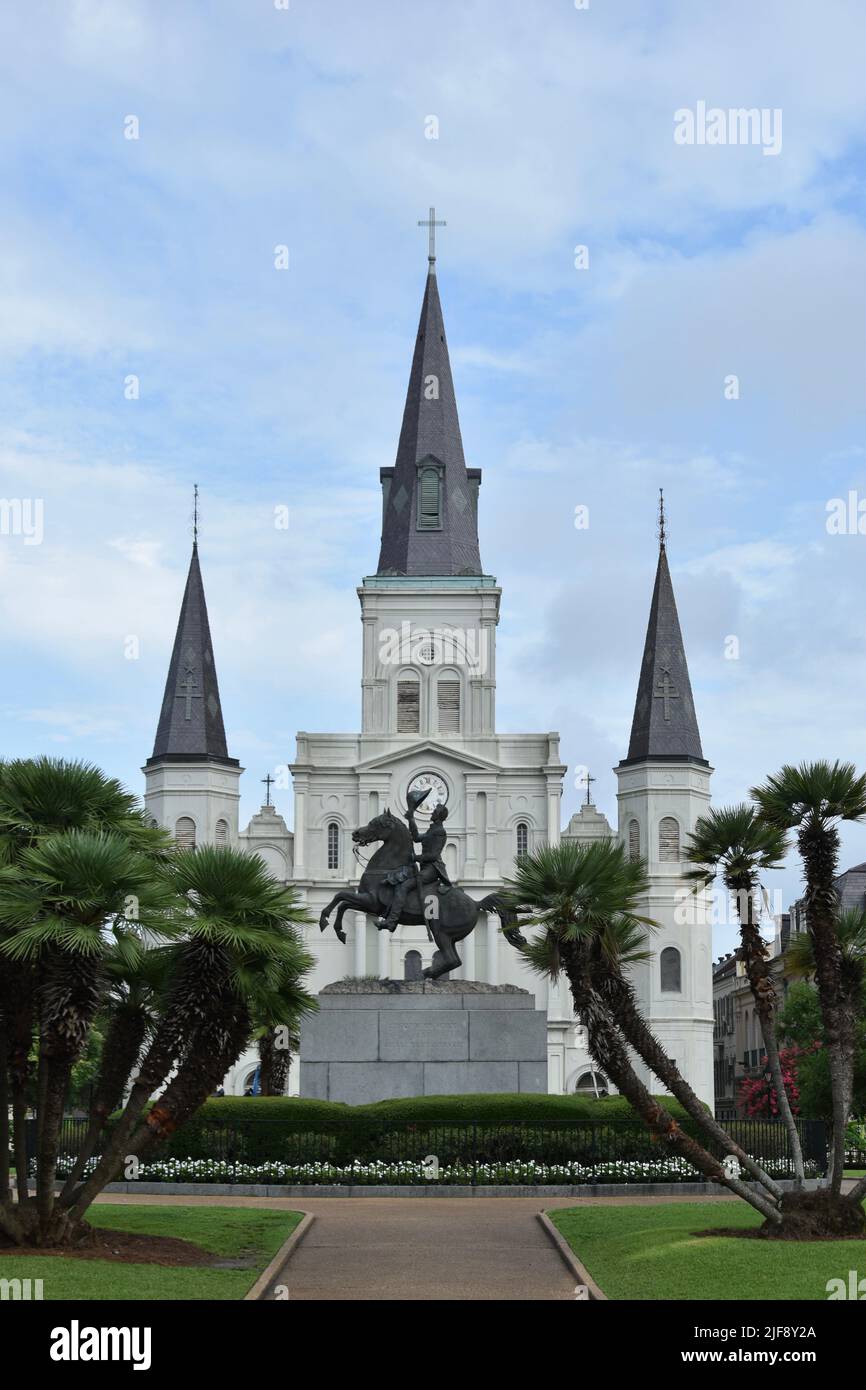 Die ikonische St. von New Orlean Louis Cathedral am Jackson Square im Herzen des French Quarter der Crescent City. Stockfoto