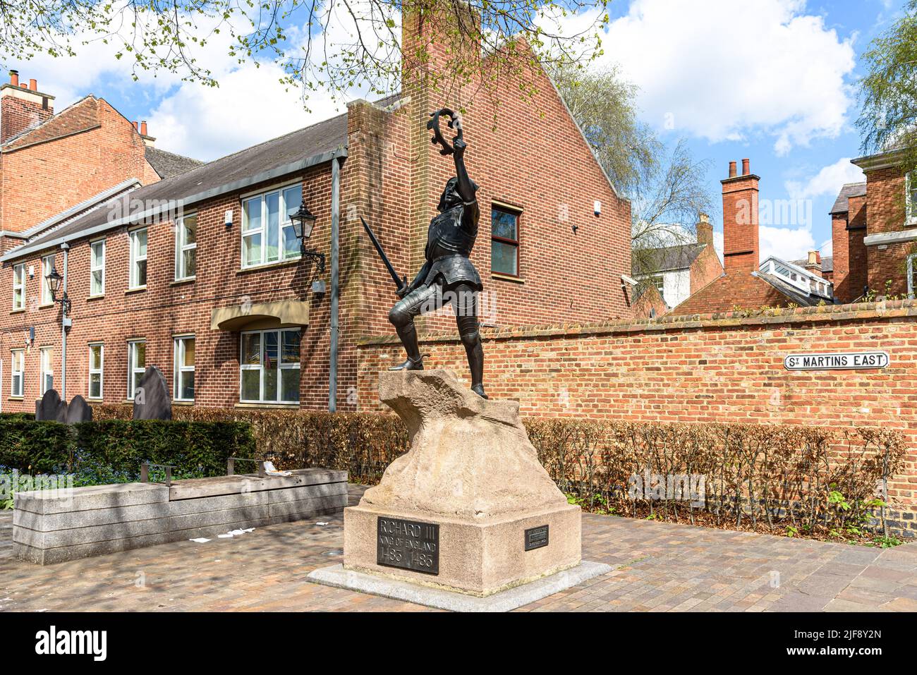 Die Statue von Richard III. In den Leicester Cathedral Gardens Stockfoto