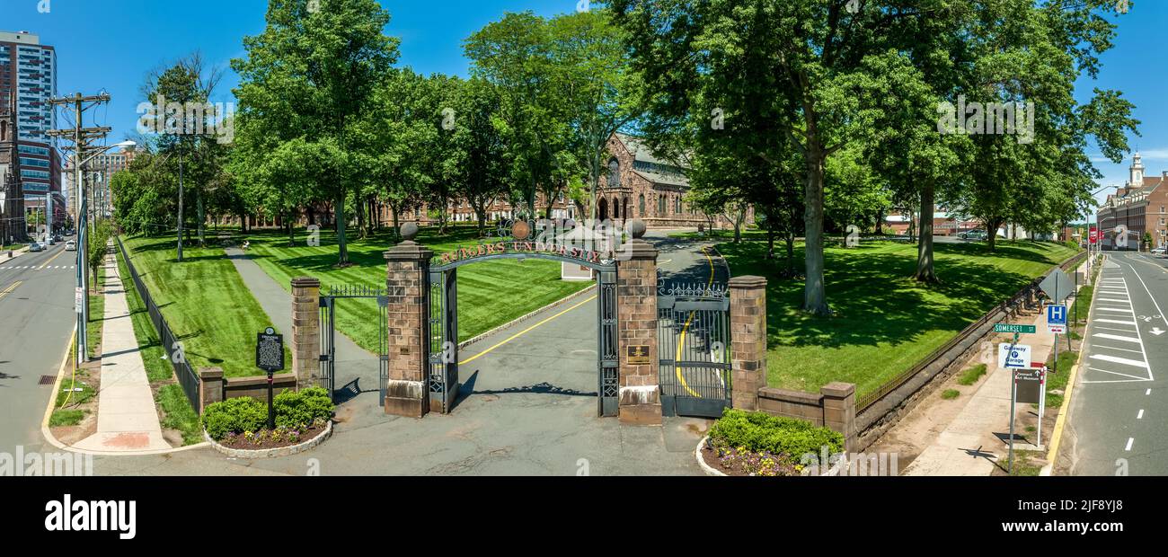 Panoramablick auf den Eingang zum ältesten Teil der Rutgers University in New Brunswick, New Jersey Stockfoto
