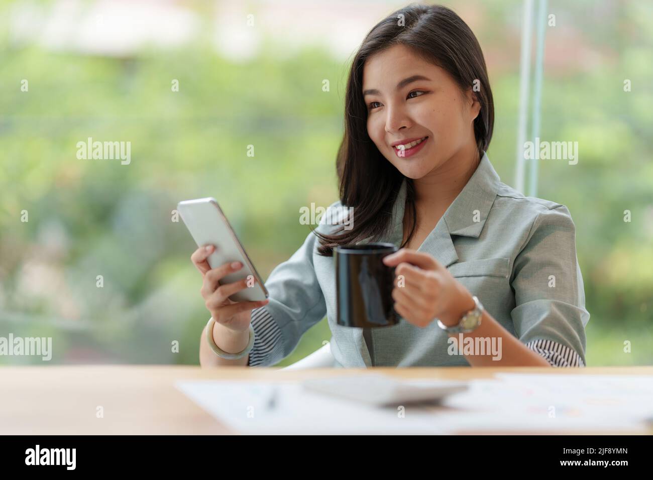 Business Woman schließt KYC mit einem Online-Banking-Programm ab, um ein digitales Sparkonto zu eröffnen. Die Definition von Cyber-Sicherheit. Stockfoto