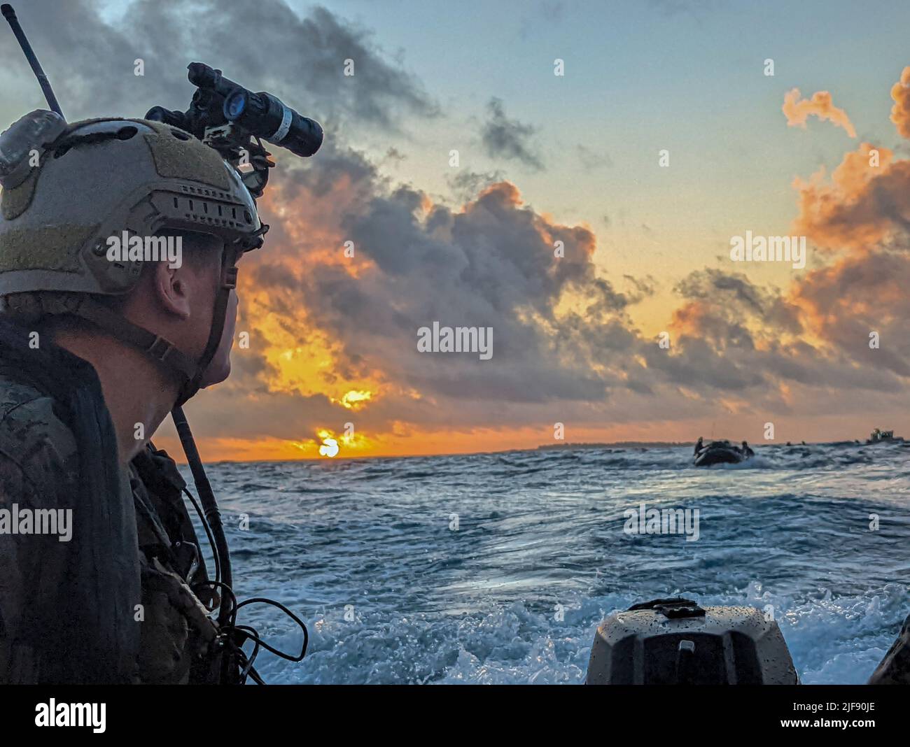 Ein Aufklärer mit Force Recon Platoon, 31. Marine Expeditionary Unit, überprüft die Positionen von Kampfflugzeugen während eines amphibischen Extrakts im Rahmen einer Persistenz-Übung (PERSISTEX) in Okinawa, Japan, 29. Juni 2022. Ziel der Schulung war es, die Basisfunktionen für Expeditionsmaßnahmen zu verfeinern und zu verbessern und verteilte Vorgänge zu üben. Die 31. MEU, die einzige kontinuierlich im Vorwärtslauf eingesetzte MEU des Marine Corps, stellt eine flexible und tödliche Truppe bereit, die als erste Krisenreaktionskraft im Indo-Pac eine breite Palette von militärischen Operationen durchführen kann Stockfoto