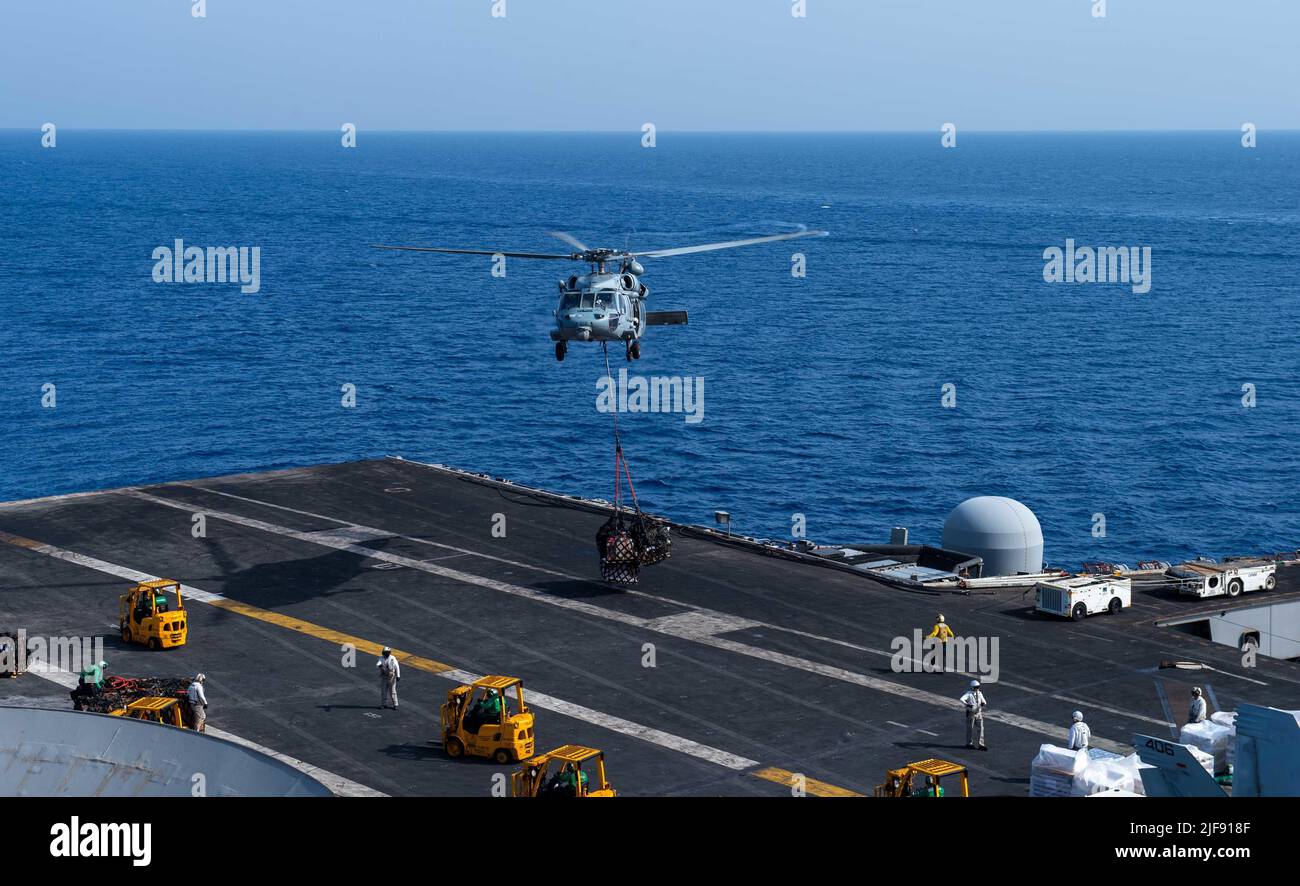 220629-N-DN159-1035 ADRIATIC SEA (29. Juni 2022) ein Hubschrauber MH-60s Sea Hawk, der an den 'Drogeln' des Helicopter Sea Combat Squadron (HSC) 11 befestigt ist, liefert während einer Auffüllung auf See, am 29. Juni 2022, Nahrung von USNS Robert E. Peary (T-AKE 5) an das Flugdeck der USS Harry S. Truman (CVN 75). Die Harry S. Truman Carrier Strike Group befindet sich im geplanten Einsatzgebiet der US Naval Forces Europe und wird von der Sechsten Flotte der USA eingesetzt, um die Interessen der USA, der Alliierten und der Partner zu verteidigen. (USA Navy Foto von Mass Communication Specialist 2. Class Crayton Agnew) Stockfoto