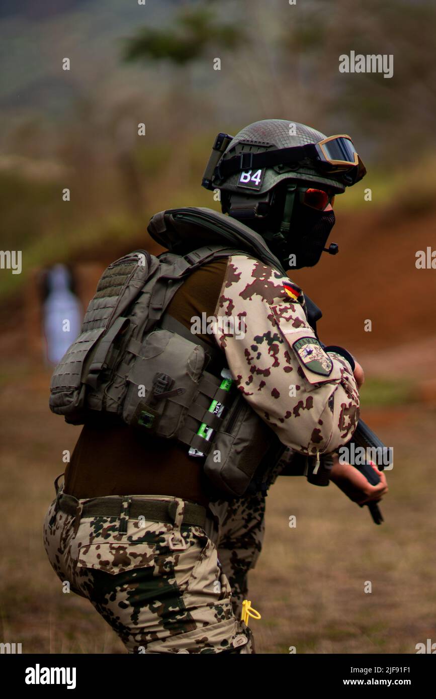 220629-M-WC972-1087 WAHIAWA, Hawaii (29. Juni 2022) - Mitarbeiter der deutschen Seeverkehrsverbotsgesellschaft überprüfen ihre Peripheriegeräte, bevor sie während eines Live-Feuertrainings für Rim of the Pacific Exercise (RIMPAC) 2022 ein G36 Gewehr abfeuern. 26 Nationen, 38 Schiffe, vier U-Boote, mehr als 170 Flugzeuge und 25.000 Mitarbeiter nehmen vom 29. Juni bis 4. August an RIMPAC in und um die Hawaii-Inseln und Südkalifornien Teil. RIMPAC, die weltweit größte internationale maritime Übung, bietet eine einzigartige Ausbildungsmöglichkeit und fördert und pflegt dabei kooperative Beziehungen Stockfoto