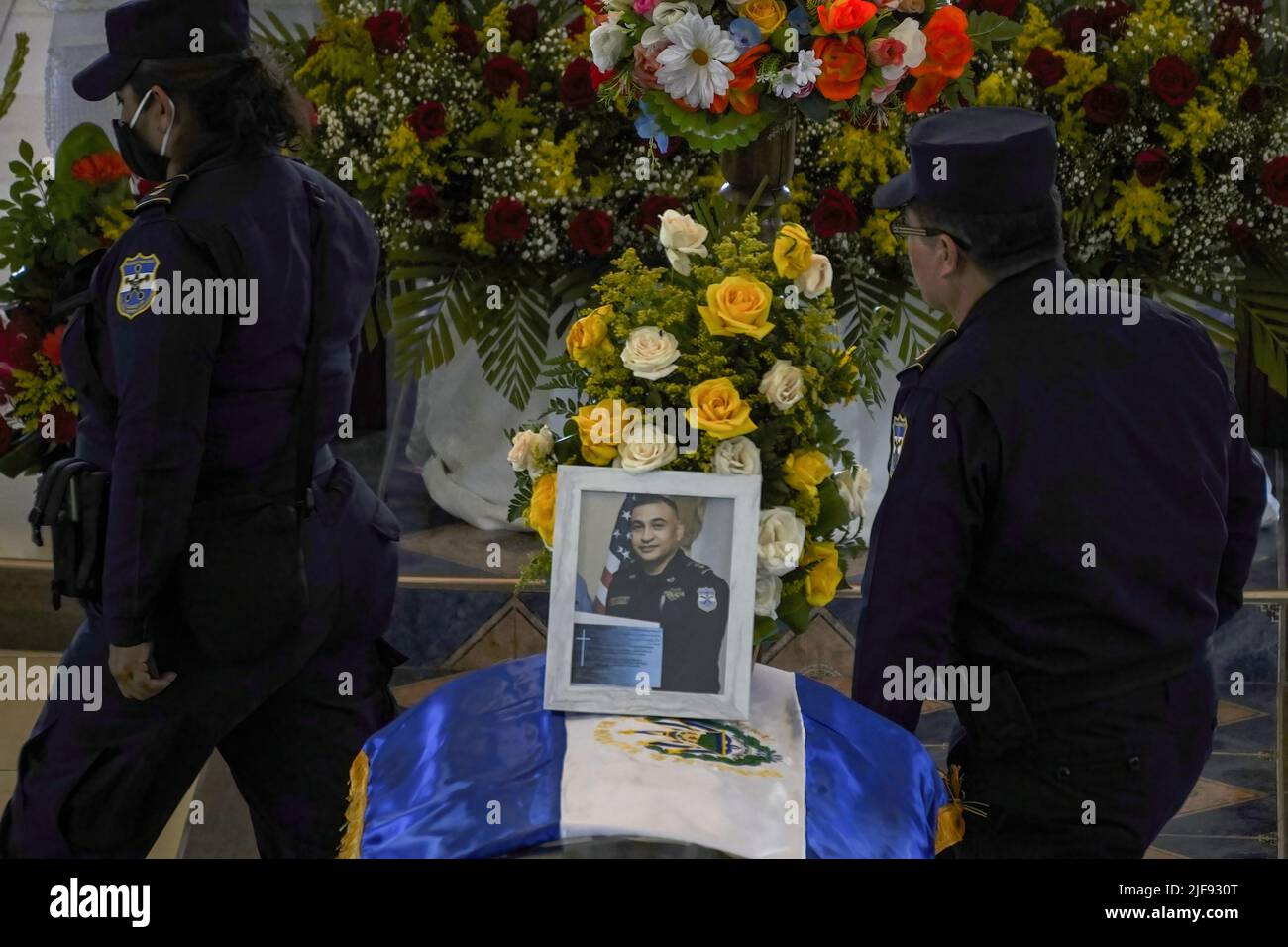 Olocuilta, El Salvador. 30.. Juni 2022. Ansicht einer Schatulle während der Beerdigung des ermordeten Polizeiinspektors Carlos Velásquez. Die salvadorianische Regierung nahm drei Bandenmitglieder der Bande Barrio 18 Sureños gefangen, nachdem am 28. Juni drei Polizisten getötet wurden, während der Sicherheitsaufgaben, die Teil des Kongresses im Rahmen der Genehmigung des Ausnahmezustands gegen Banden, die mehr als 40.000 mutmaßliche Kriminelle inhaftiert haben, stattfand. Kredit: SOPA Images Limited/Alamy Live Nachrichten Stockfoto