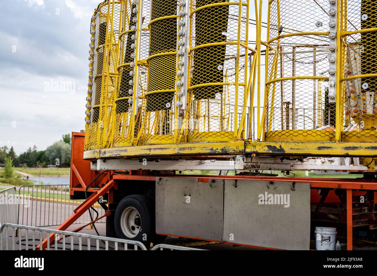 Karnevalsfahrt, die im Sommer auf einer ländlichen Messe zur Unterhaltung eingerichtet wird. Stockfoto