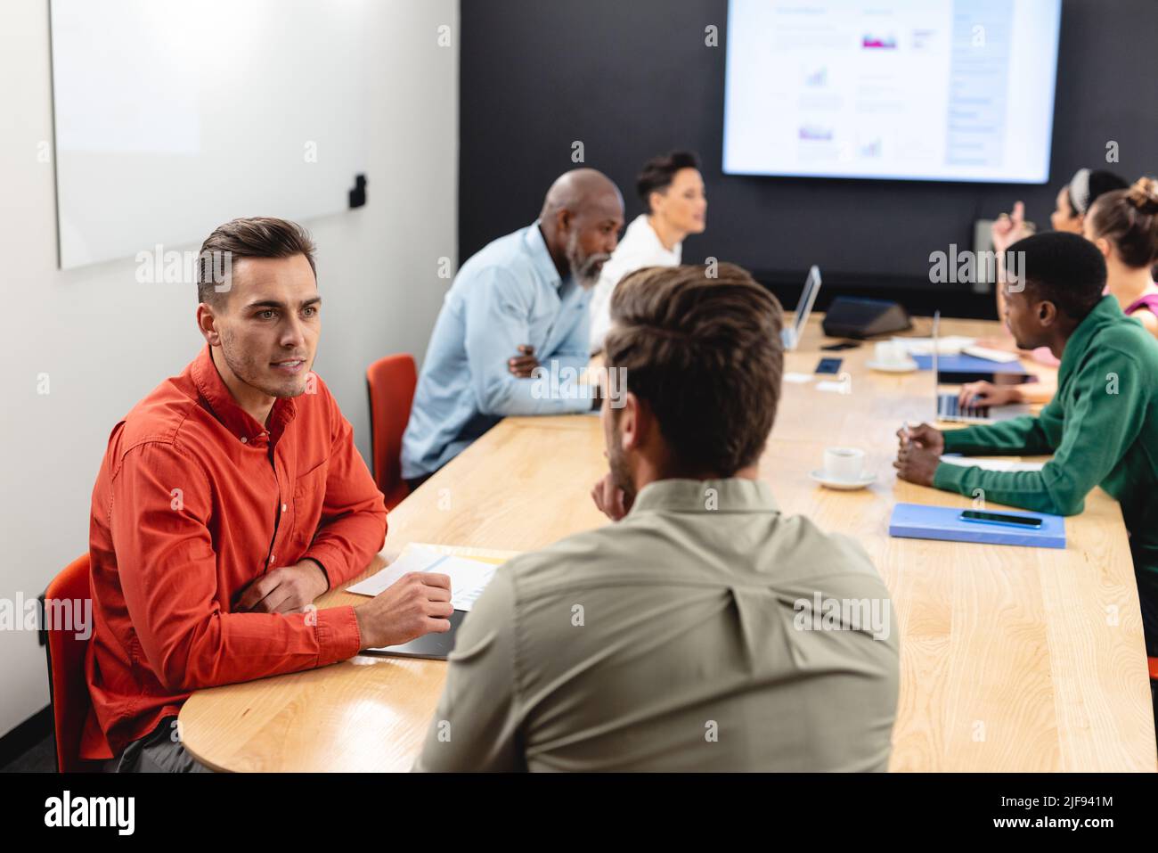 Geschäftsleute, die während der Besprechung im Büro über die Geschäftsstrategie sprechen Stockfoto