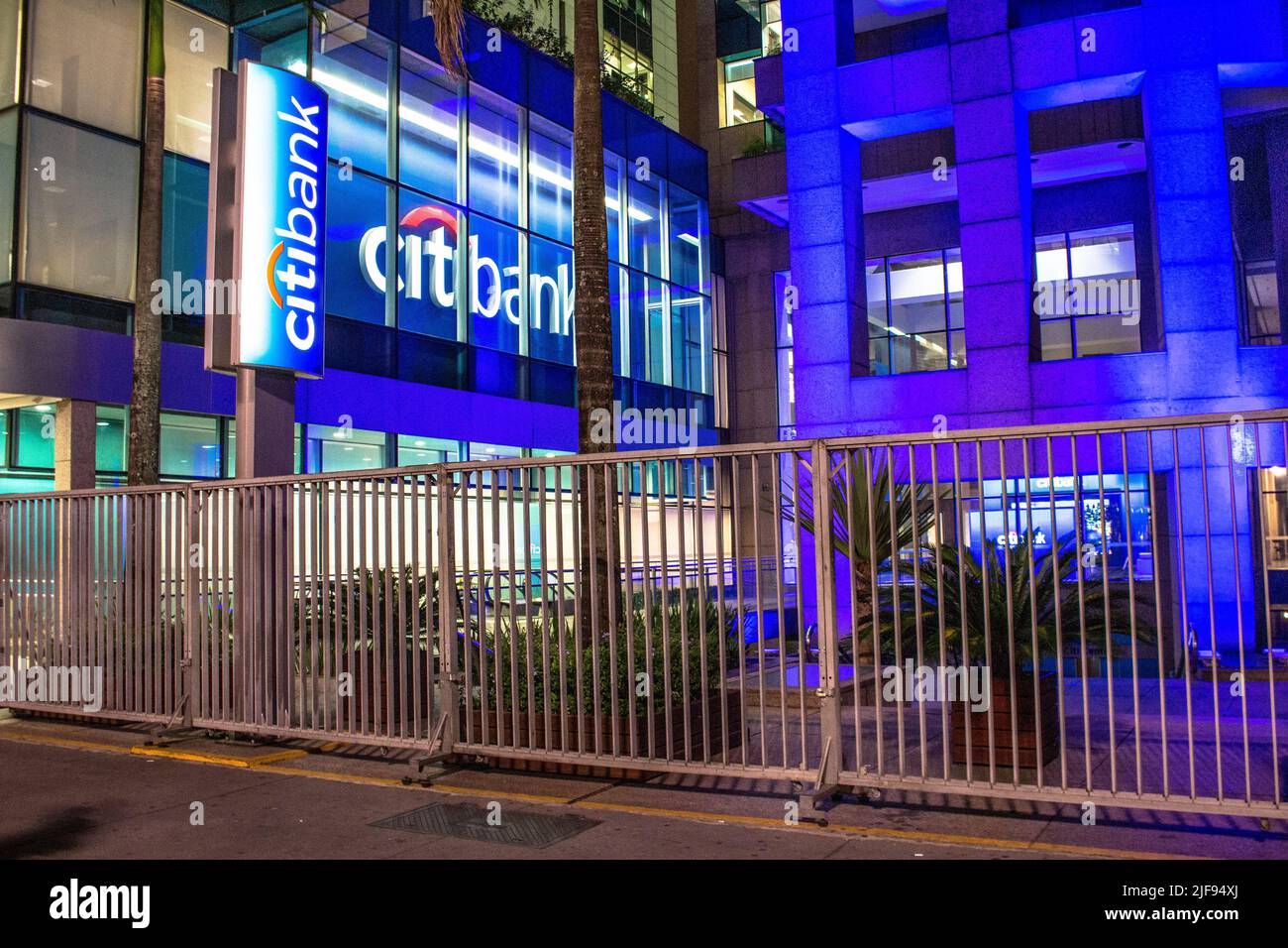 Sao Paulo, Brasilien, 29. April 2016. Nachtfassade einer Citibank-Filiale in der Paulista Avenue, der zentralen Region von Sao Paulo Stockfoto