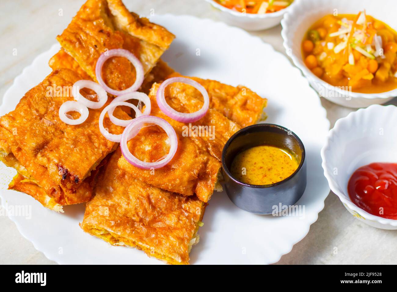 Selektiver Fokus auf köstliche indische Küche Mughlai Paratha ist bereit zu essen. Stockfoto