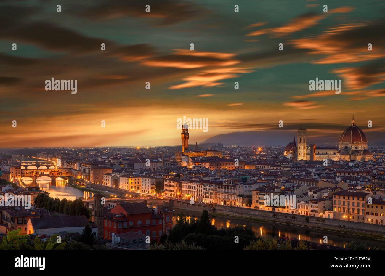 Italien Toskana Florenz Blick auf die Altstadt, auf dem Foto die Kathedrale, den Fluss Arno und die Ponte Vecchio Stockfoto