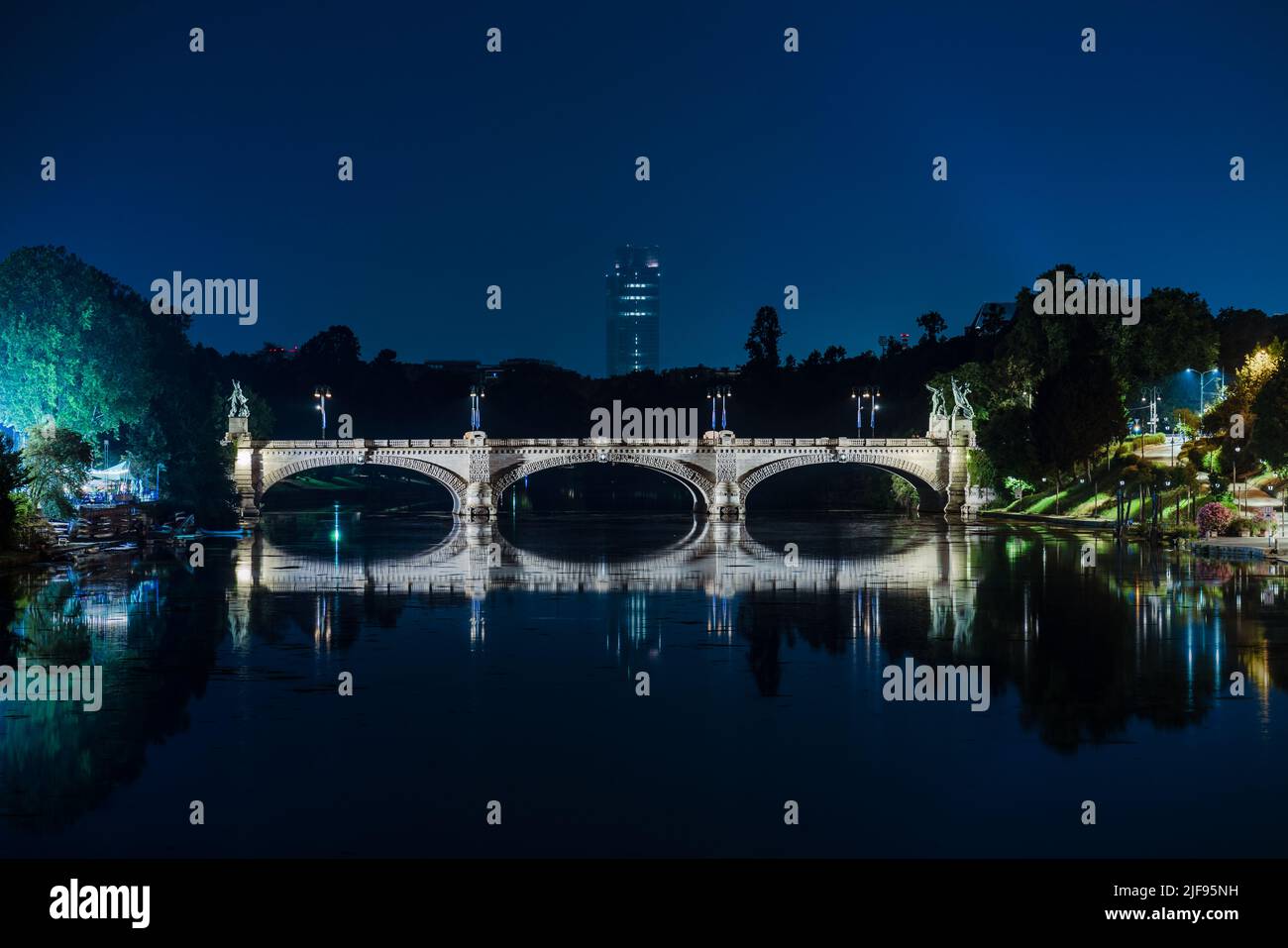Umberto I Brücke über den Po in Turin bei Nacht Stockfoto