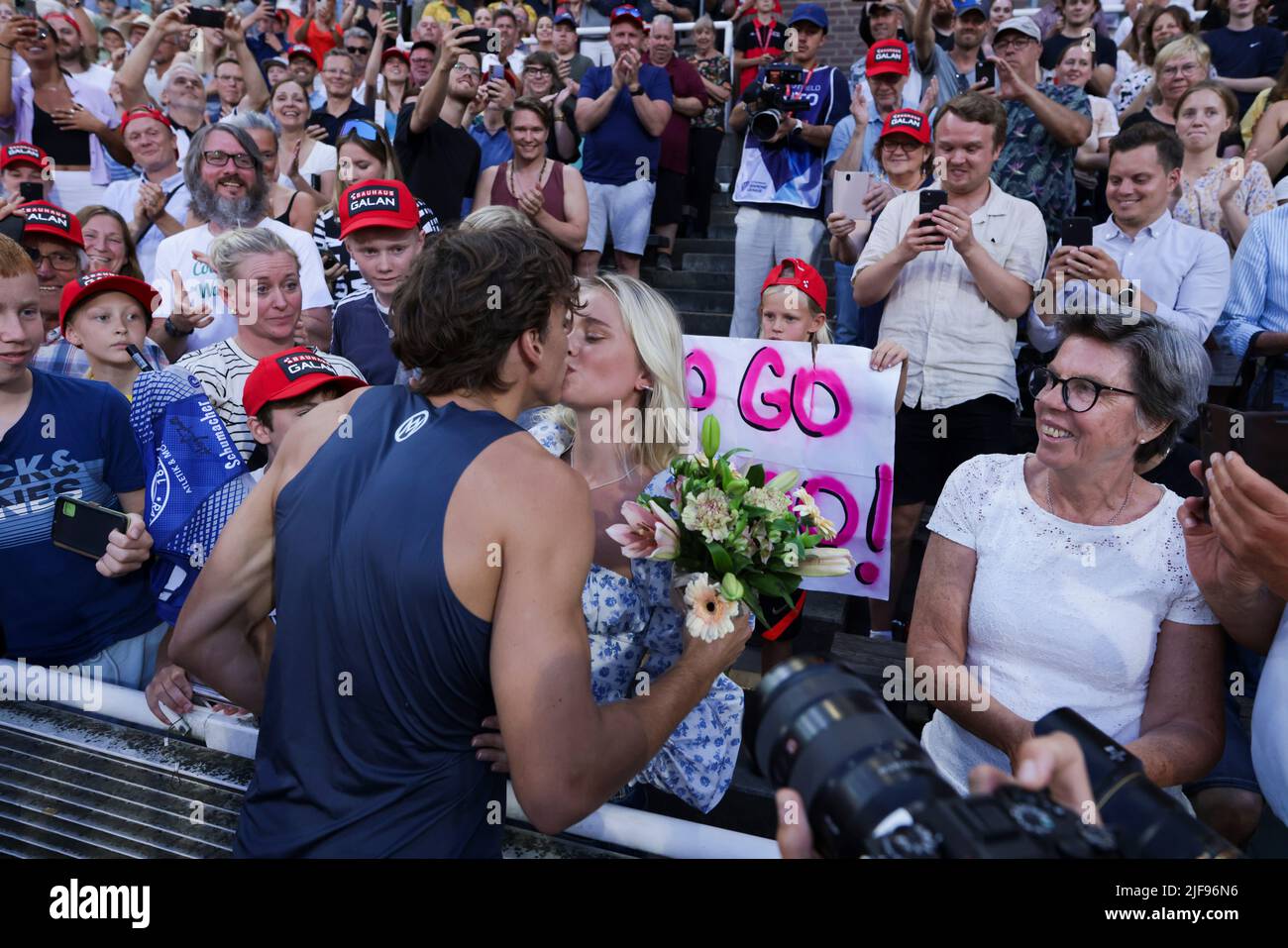 Armand Duplantis küsst seine Freundin Desiré Inglander, nachdem er bei der Diamond League seinen Weltrekord im Stabhochsprung im Freien gebrochen und 6,16 Meter entfernt hat Stockfoto