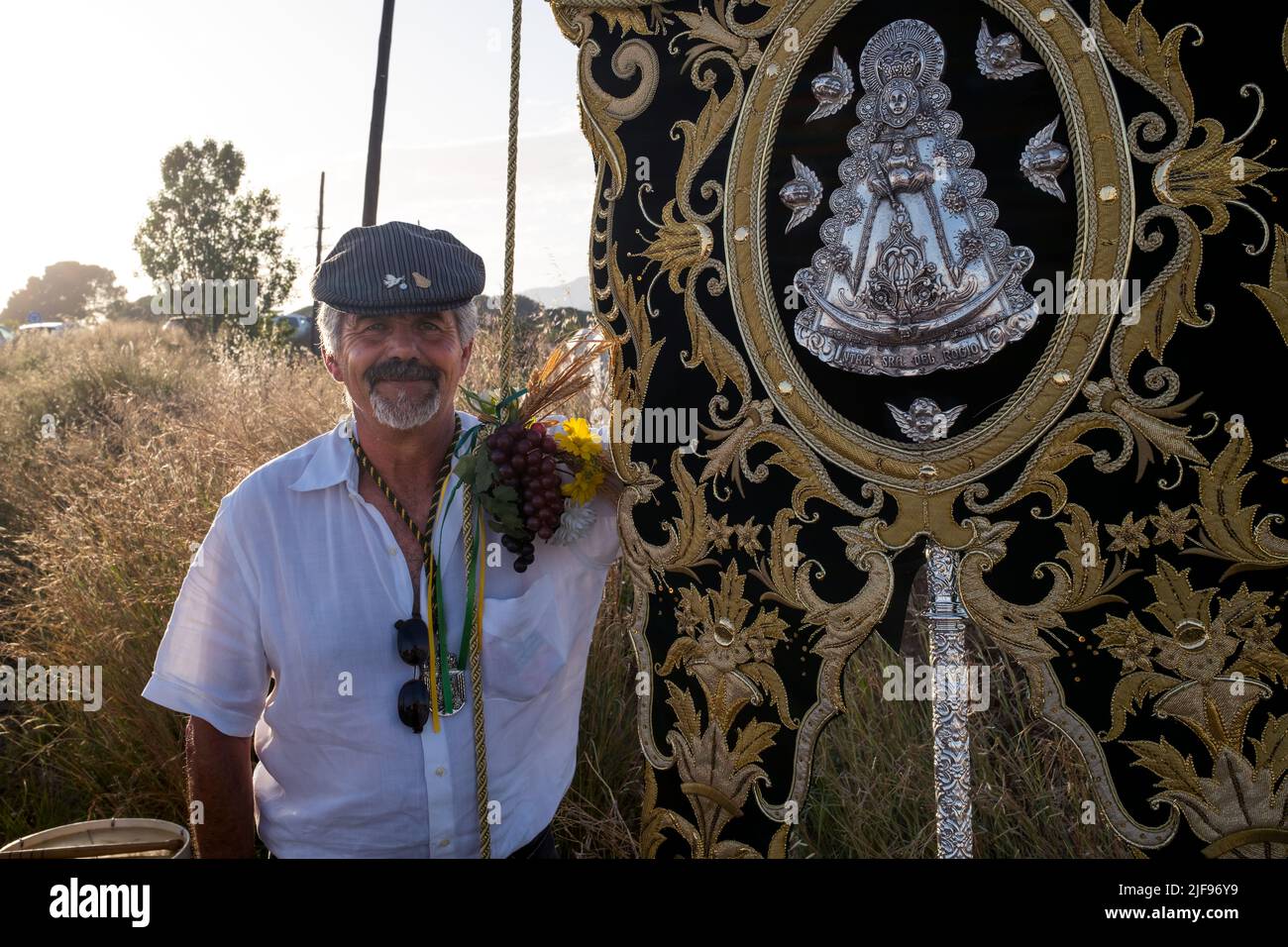 Barcelona, Katalonien, Spanien, 3. Juli 2022:Rocio Mann stolz hält das Banner seiner Bruderschaft rociera, religiöse Feier zu Ehren der Virgen Stockfoto