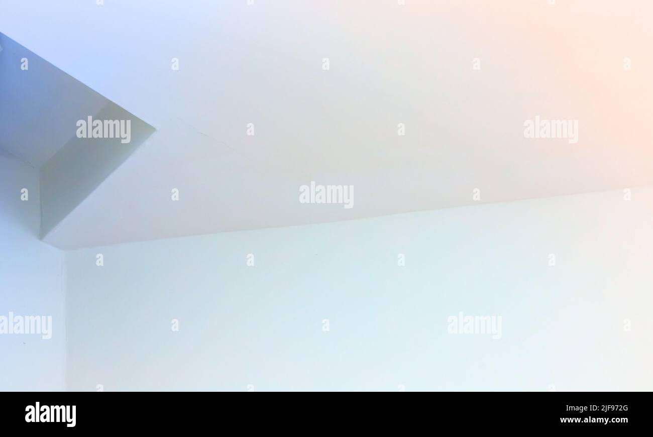 Interior Design mit bunten beleuchteten Ecken, abstrakt minimalistischen Architektur Hintergrund Stockfoto