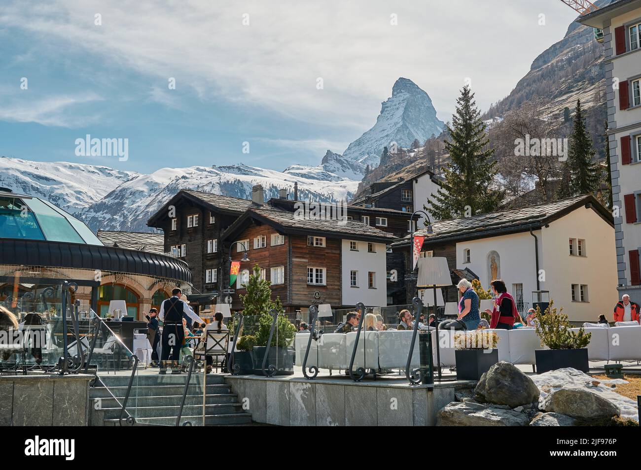 ZERMATT, SCHWEIZ - APR 11, 2022: Eine Landschaft rund um das Stadtzentrum von Zermatt, einer Bergstadt, die für Skifahren, Klettern und Wandern bekannt ist. T Stockfoto