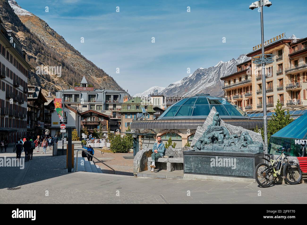 ZERMATT, SCHWEIZ - APR 11, 2022: Eine Landschaft rund um das Stadtzentrum von Zermatt, einer Bergstadt, die für Skifahren, Klettern und Wandern bekannt ist. T Stockfoto