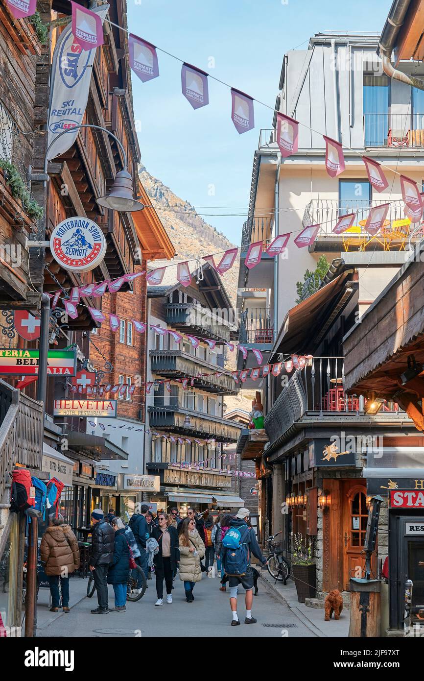 ZERMATT, SCHWEIZ - APR 11, 2022: Eine Landschaft rund um das Stadtzentrum von Zermatt, einer Bergstadt, die für Skifahren, Klettern und Wandern bekannt ist. T Stockfoto