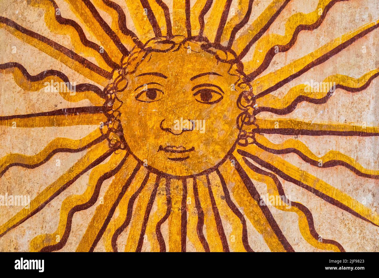 Stilisiertes Bild der Sonne in der Kirche des St. Francis Museum Center, Evora, Alentejo, Portugal. Evora ist ein UNESCO-Weltkulturerbe. Stockfoto