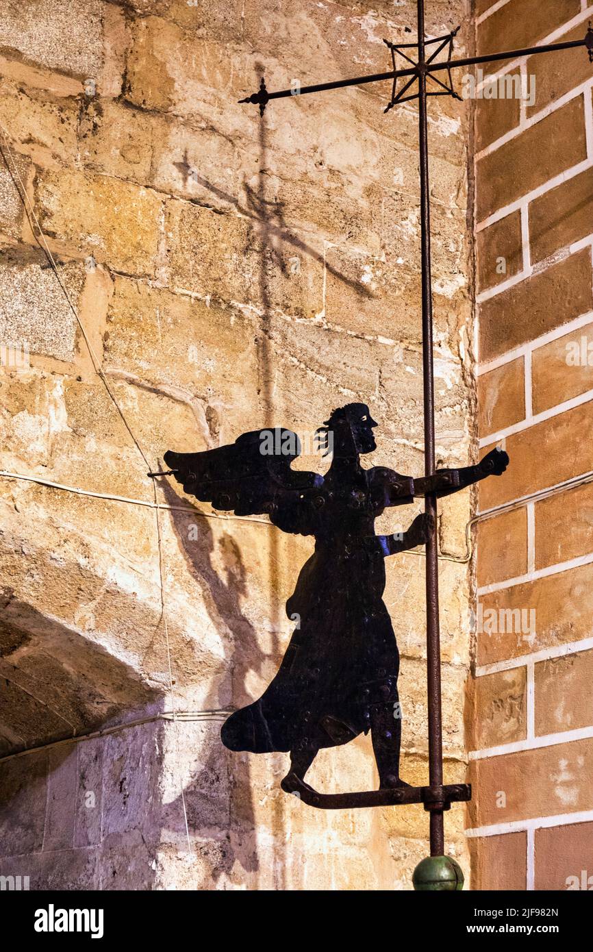 Engelsfigur einer Wetterfahne aus dem 14.. Jahrhundert. Evora, Alentejo, Portugal. Evora ist ein UNESCO-Weltkulturerbe. Stockfoto