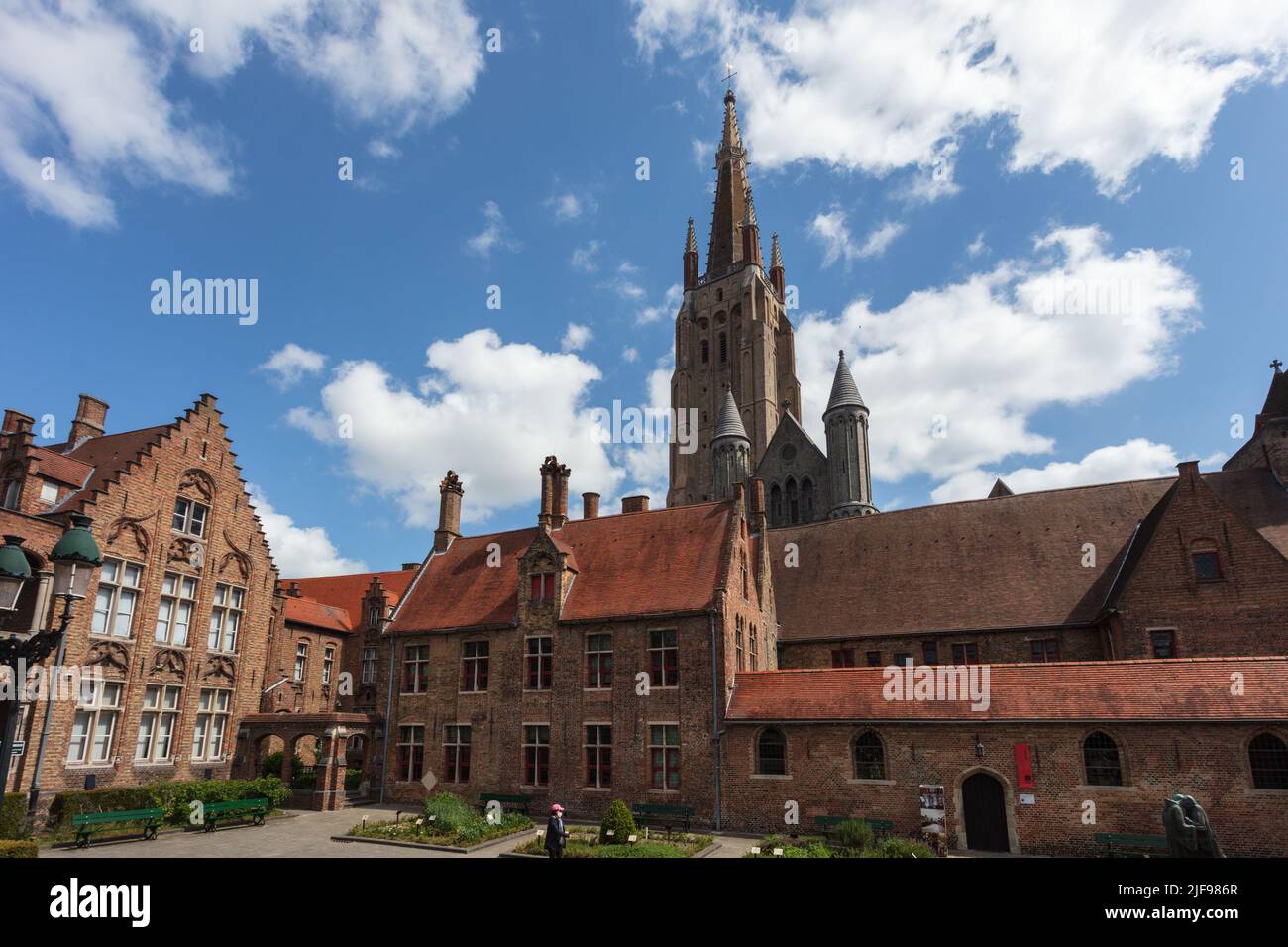 Das Krankenhaus des Heiligen Johannes, ein mittelalterliches Krankenhaus, das in ein medizinisches Museum umgewandelt wurde, befindet sich neben der Kirche unserer Lieben Frau. Brügge. Belgien. Stockfoto