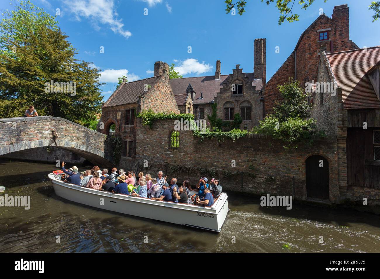 Die Bonifaciusbrücke, eine romantische kleine Ecke von Brügge, wurde Anfang des letzten Jahrhunderts erbaut. Es fügt sich perfekt in die mittelalterlichen Gebäude ein. Stockfoto