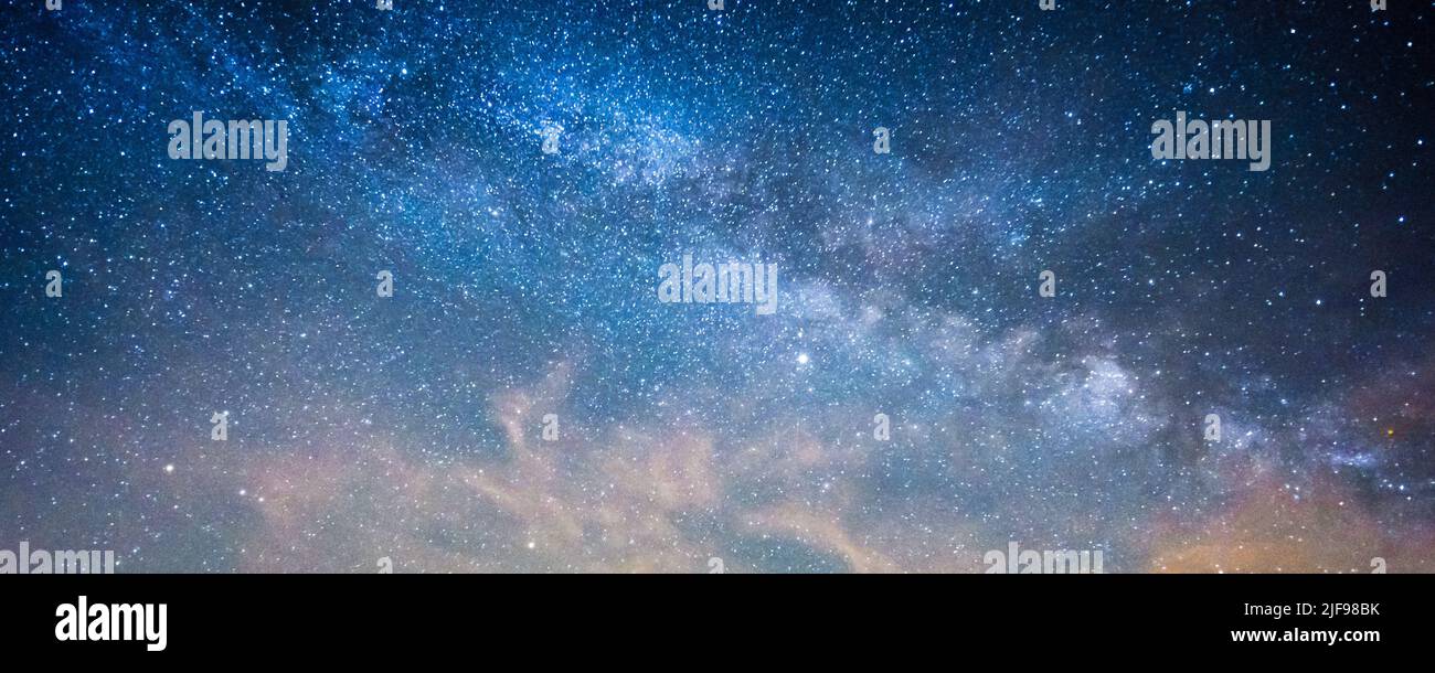 Milchstraße Panorama Banner Hintergrund mit blauen und violetten Farben Stockfoto