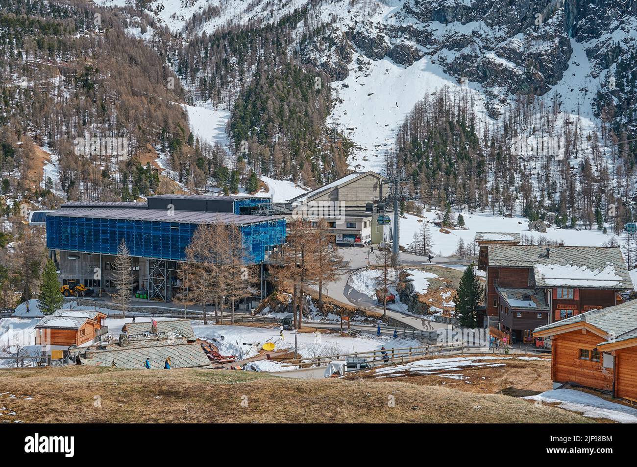 Eine Landschaft rund um das Dorf Furi, ein kleiner Weiler in Zermatt, der für seine Skigebiete, Loipen, Restaurants und Hängebrücke bekannt ist. Das Matterhorn Stockfoto