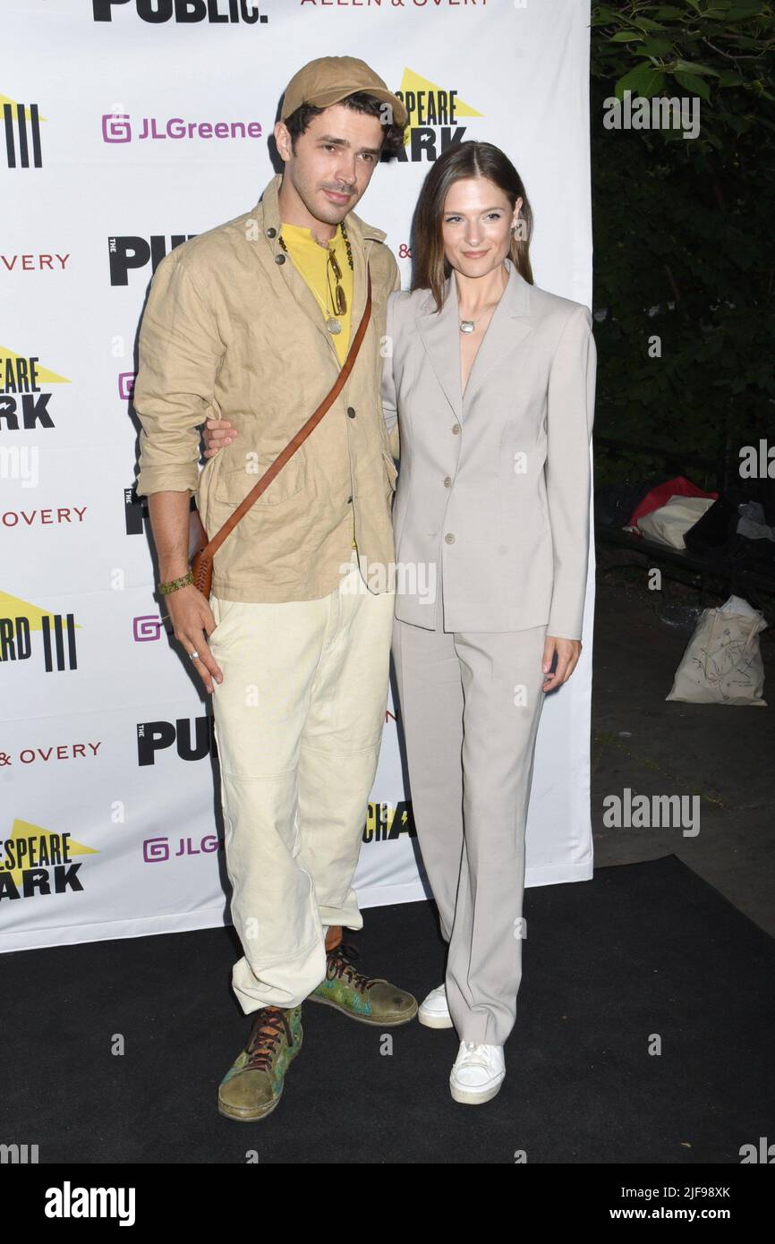 New York, NY, USA. 30.. Juni 2022. Harry Richardson, Louisa Jacobson bei der Ankunft für Shakespeare in der Richard III Opening Night des Parks, Delacorte Theatre im Central Park, New York, NY 30. Juni 2022. Quelle: Quoin Pics/Everett Collection/Alamy Live News Stockfoto